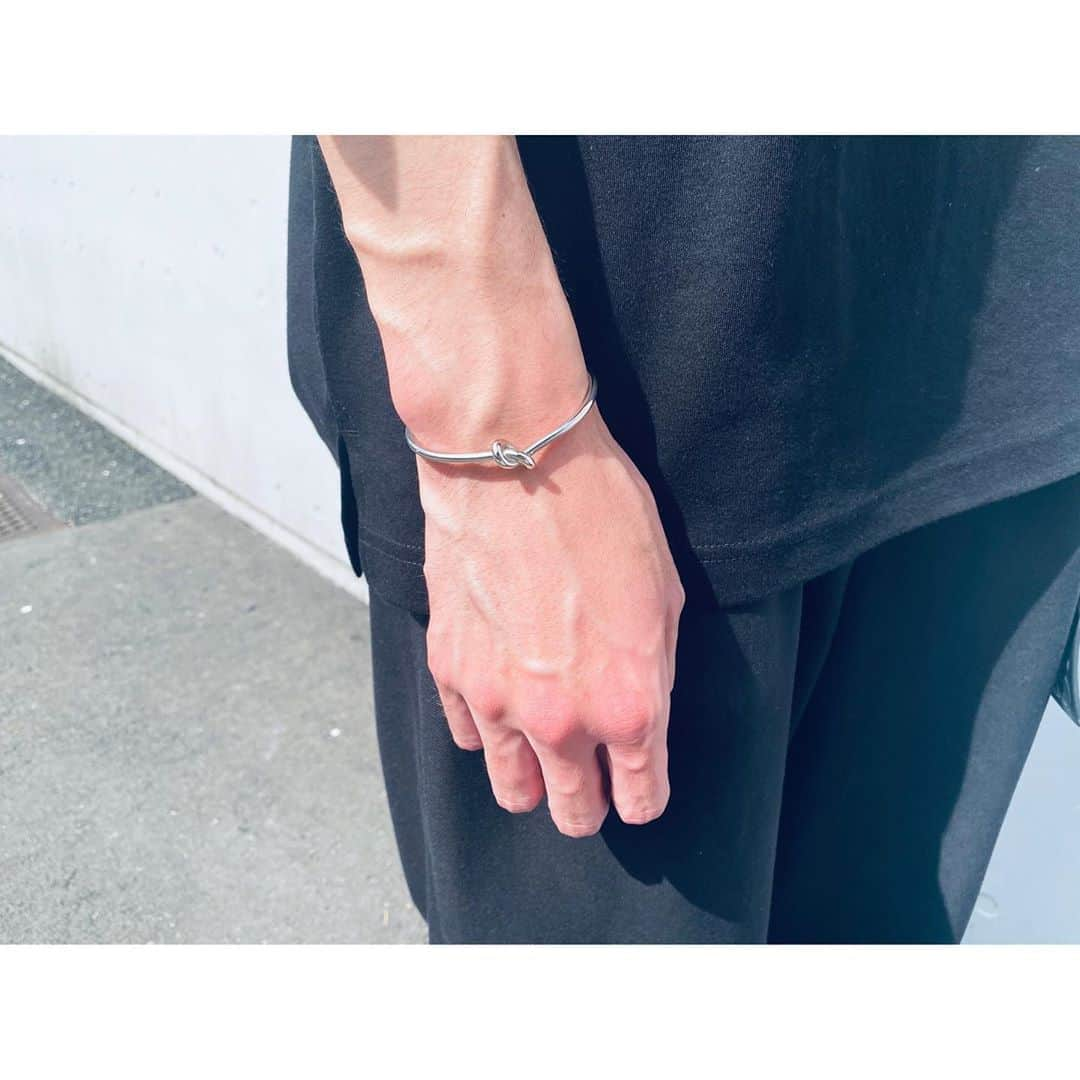 田中滉一さんのインスタグラム写真 - (田中滉一Instagram)「new accessory﻿ 夏に半袖を着ても寂しくないように.﻿ 早速お気に入り☺️﻿ ﻿ 今週もう少しだけご予約お取りできますので我慢してた方！ぜひお越しください！﻿ ﻿ ホットペッパーからご予約取れない場合はDMなどで直接ご連絡ください！﻿ ﻿ 新型コロナウイルスについて　﻿ ﻿ ●フロントにアルコール消毒液の設置。ご来店の際、手指の殺菌除去にご協力ください。﻿ ﻿ ●お客様は、マスクを着用したままでの施術が可能です。（シャンプー時の水濡れ、薬剤が付着することがございますので、替えのマスクのご持参をお勧めいたします）﻿ ﻿ ●店内の各スペースや備品等徹底した清掃と除菌に努めています。﻿ ﻿ また、発熱や咳、だるさなど体調のすぐれないお客様は、ご来店をお控えいただけますようお願い申し上げます。﻿ ﻿ 何卒ご理解ご協力のほどよろしくお願いいたします。 ﻿ ﻿ この度ROVERのチャンネルから独立して個人チャンネルを開設することにしました！﻿ ﻿ 今後はこちらのチャンネルから更新していきます！﻿ よければチャンネル登録お願いします！﻿ ﻿ 僕のプロフィールから飛べますのでよろしくお願いします！﻿ ・﻿ 今週まだご予約に空きがあります！﻿ ぜひお越しください！﻿ ・﻿ ・﻿ ・﻿ ﻿ 予約はホットペッパーまたはDMからもお取りできます！﻿ ﻿  #マッシュ #メンズヘア #メンズファッション #ヘアセット #カラー #ダブルカラー #ケアブリーチ  #美容師 #原宿 #美容室 #ホワイトカラー #白髪#白髪マッシュ#menshair #mensstyle  #無印良品 #l4l #金木研 #ハイトーン  #撮影 #センターパート #刈り上げ  #ヘアカタ #エドルブリーチ #韓国 #韓国マッシュ #コンマヘア #メンズパーマ #荒木勇人 #パーカーチャンネル」6月23日 21時15分 - koichi__tanaka