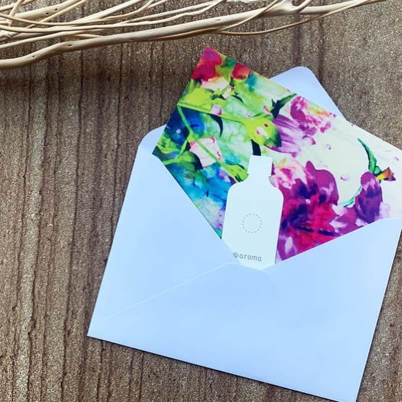 @aroma アットアロマさんのインスタグラム写真 - (@aroma アットアロマInstagram)「体感できるメッセージカード。アート体験を贈ろう｜先着200枚は、FLOWERS×アットアロマのオリジナルムエット付き  自分の伝えたい“想い”をカードに書き、メッセージをARの花束と共に大切な人たちへ贈りましょう。 なかなか会うことのできない遠く離れた人へ、今だからこそ近くにいる大切な人へ。3種類の花とメッセージから選べます。 . . ＼FLOWERSオリジナルアロマ付き／ 初回販売の先着200枚には、毎年「FLOWERS BY NAKED」の会場を演出しているオリジナルアロマが染み込んだ香る紙（ムエット）を同封。 香りと共にヴァーチャルなアート体験を楽しみ、より記憶に残る体験を贈ることができます。 . オリジナルアロマ「01 SECRET GARDEN（シークレットガーデン）」 魅惑的でラグジュアリーな印象の、甘く花々しい特別な香り ブレンド内容：ゼラニウム、イランイラン、ベルガモット、サンダルウッド、ベンゾインなど . . 🌸 花の体感型アート展「FLOWERS BY NAKED」の体験を送るギフトキット →ご購入はネイキッドオンラインストアから プロフィールURLからご覧いただけます . . #ataroma #nakedinc #flowers #flowersbynaked #aromaoil #giftcard #アットアロマ #アロマムエット #先着200名 #初回限定 #ネイキッド #フラワーズバイネイキッド #アロマのある暮らし #大切な人に贈ろう」6月23日 21時16分 - ataroma_official