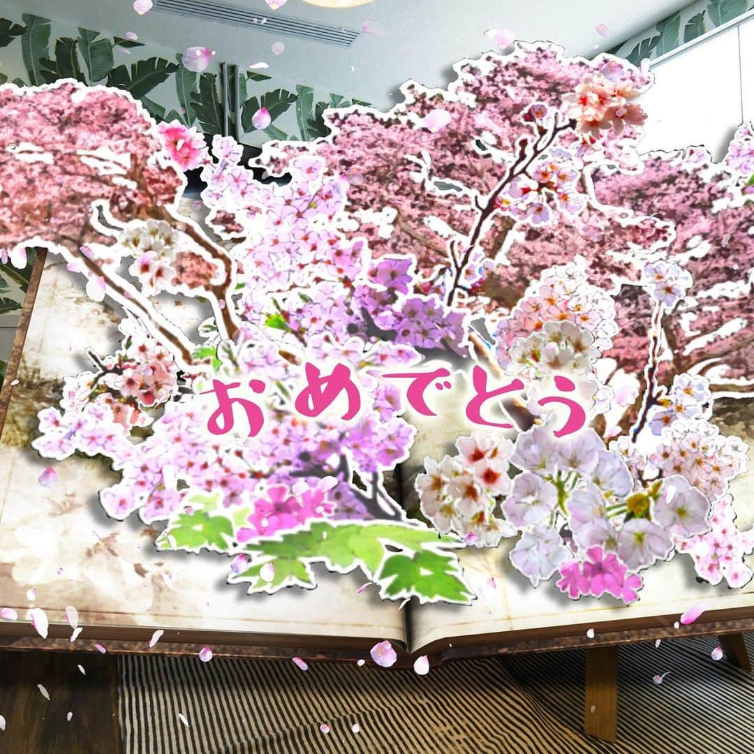 @aroma アットアロマさんのインスタグラム写真 - (@aroma アットアロマInstagram)「体感できるメッセージカード。アート体験を贈ろう｜先着200枚は、FLOWERS×アットアロマのオリジナルムエット付き  自分の伝えたい“想い”をカードに書き、メッセージをARの花束と共に大切な人たちへ贈りましょう。 なかなか会うことのできない遠く離れた人へ、今だからこそ近くにいる大切な人へ。3種類の花とメッセージから選べます。 . . ＼FLOWERSオリジナルアロマ付き／ 初回販売の先着200枚には、毎年「FLOWERS BY NAKED」の会場を演出しているオリジナルアロマが染み込んだ香る紙（ムエット）を同封。 香りと共にヴァーチャルなアート体験を楽しみ、より記憶に残る体験を贈ることができます。 . オリジナルアロマ「01 SECRET GARDEN（シークレットガーデン）」 魅惑的でラグジュアリーな印象の、甘く花々しい特別な香り ブレンド内容：ゼラニウム、イランイラン、ベルガモット、サンダルウッド、ベンゾインなど . . 🌸 花の体感型アート展「FLOWERS BY NAKED」の体験を送るギフトキット →ご購入はネイキッドオンラインストアから プロフィールURLからご覧いただけます . . #ataroma #nakedinc #flowers #flowersbynaked #aromaoil #giftcard #アットアロマ #アロマムエット #先着200名 #初回限定 #ネイキッド #フラワーズバイネイキッド #アロマのある暮らし #大切な人に贈ろう」6月23日 21時16分 - ataroma_official