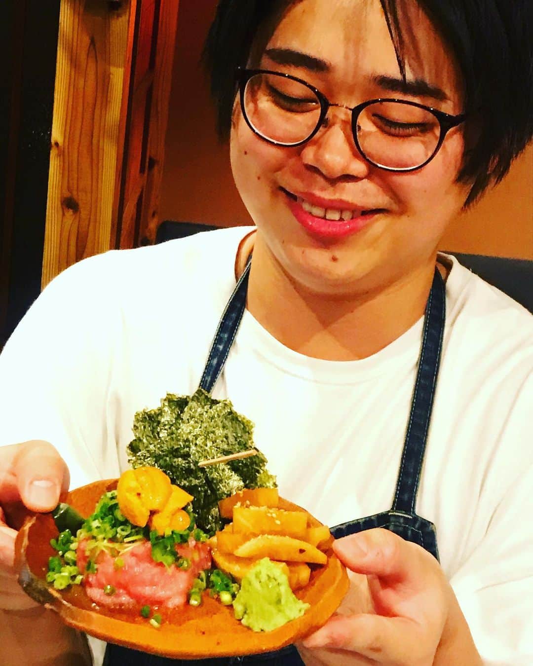 のインスタグラム：「. こうすけが作った . 【とろたく雲丹のせ〜】 . 可愛い笑顔でお待ちしてます♪ . . . 池袋寅箱 月～土　17時～23時(22時LO) 日祝　　15時～22時(21時LO) . 新宿寅箱 全日　　11時半～22時(21時LO) . ■テイクアウト 12時～20時 ※事前予約をお願い致します。 . ■テイクアウト内容 . 寅箱晩酌セット 鰻重 蒲焼き . のみとさせてください。 . ■デリバリー 専用アプリMENUをご利用ください。 go.onelink.me/MWIV/instagram . .  池袋 ☎️07013197406 .  新宿 ☎️0353577727 . ＊なお、テイクアウトはお渡しにお時間かかる場合がございますので、お電話でのご予約が必須です！  #寅箱  #鰻 #有機野菜 #刺身 #天然鰻  #鰻重 #ジビエ #グルメ #東京グルメ #ikebukuro #ikederi #takeout #池袋グルメ #蝦夷鹿 #うちグル #猪  #ジビエ料理 #鰻丼 #極上飯 #池袋日本酒 #インスタグルメ　#土鍋ごはん  #うちグル池袋 #池袋寅箱 #晩酌セット #炭火焼 #東京日本酒 #ナチュールワイン  #wine  #食べ比べ」