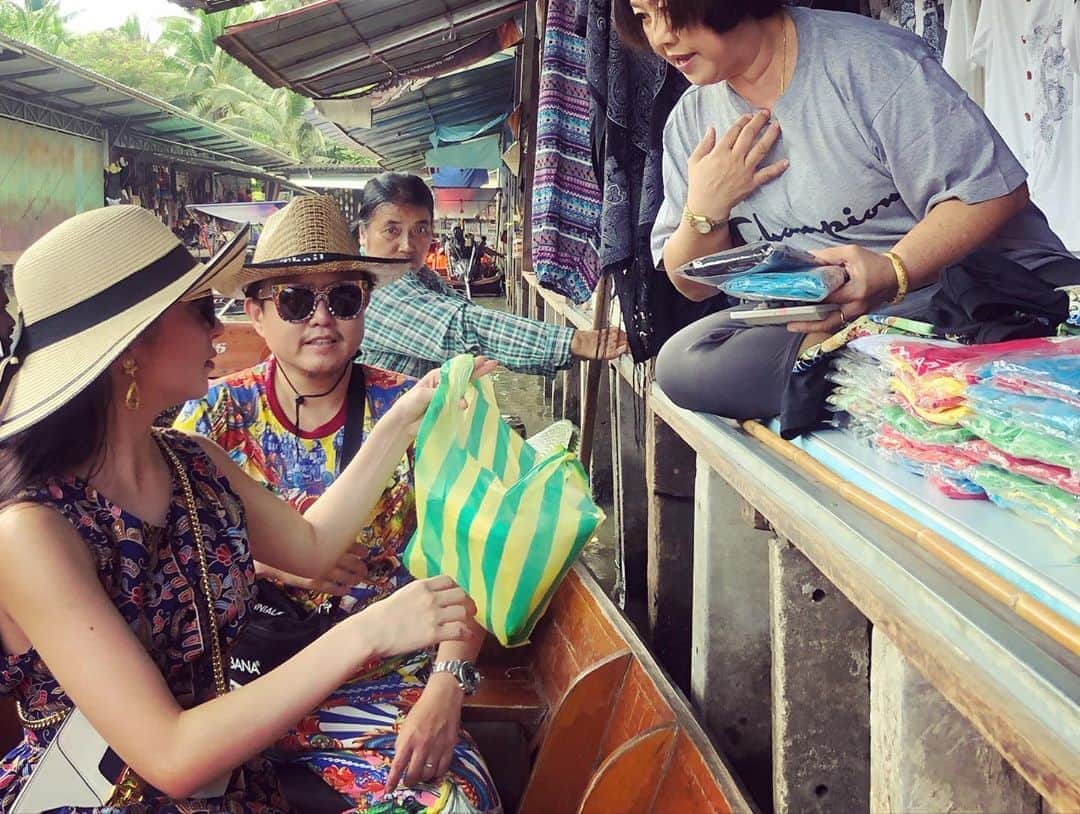 平田りえさんのインスタグラム写真 - (平田りえInstagram)「💜💜💜﻿ ﻿ タイ旅行の続き💜﻿ ﻿ 海外でのお買い物って﻿ 中々難しいです💦﻿ ﻿ 服や帽子は現地で購入して﻿ 染まりたいタイプ💜﻿ ﻿ 早く海外旅行できるように﻿ なりますように💜﻿ ﻿ #thailand﻿ #海外旅行﻿」6月23日 21時26分 - riehirata0315