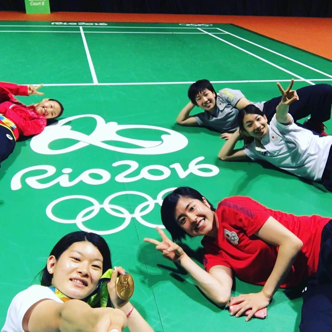 栗原文音さんのインスタグラム写真 - (栗原文音Instagram)「Olympic Day✨ 今日はオリンピックデー！！ リオオリンピックからもう４年⭐︎ 懐かしい！ この思い出は一生の宝物💓 数野さん元気にしてるかな？ 女子メンバーで撮ったこのショットは私のお気に入り😊 #Olympic Day#オリンピックデー#リオオリンピック#あれから4年#最高の舞台#カズクリ#数野健太#栗原文音#高橋礼華#松友美佐紀#奥原希望#山口茜#最高の思い出をありがとう」6月23日 21時26分 - ayane0927