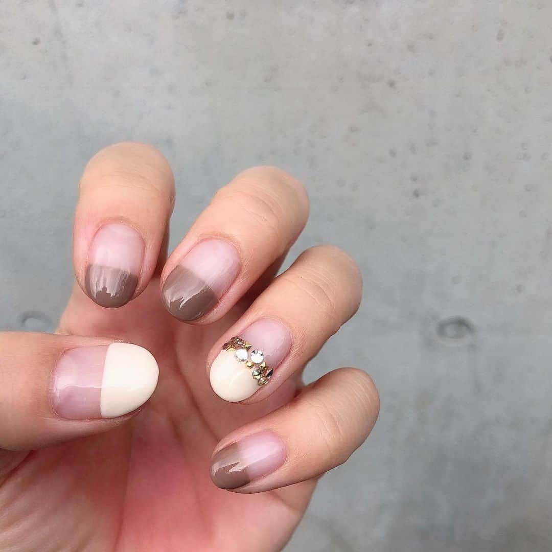 yukoさんのインスタグラム写真 - (yukoInstagram)「2020.6.23 ・ 手元が生き返った✨ ニュアンスカラーの太フレンチ💅 やっぱりネイルもシンプルが落ち着く♡ Thank you  @accueilnail.un_autre ・ ・ #フレンチ#ネイル#シンプルネイル#ネイルサロン#ネイルサロンアクイユ#銀座ネイル#表参道ネイル」6月23日 21時21分 - sa_youu