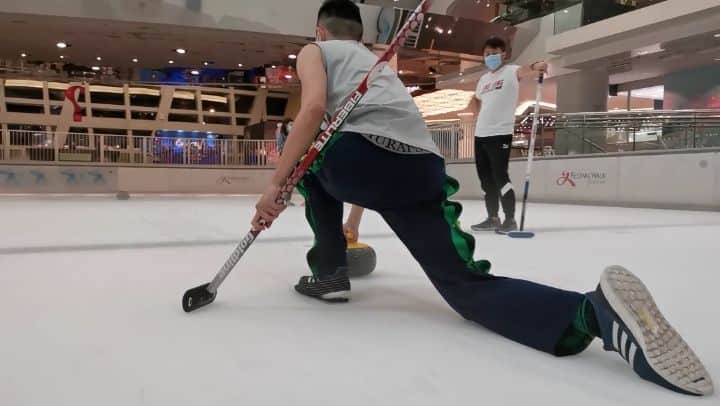 李厚賢のインスタグラム：「前幾日買左支stabilizer，點可以唔試下拍運動片？ 第二次玩已經算交到貨啦🤣  #Curling #冰壺」