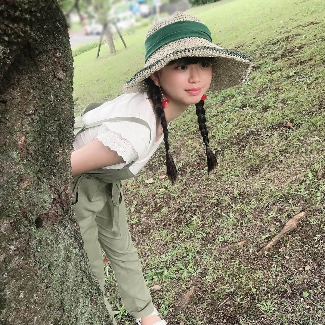 吉田万葉のインスタグラム：「牧場の娘ではありません🐮🌱 #森林浴 #緑 #グリーンコーデ #今日のコーデ #jk #sjk」