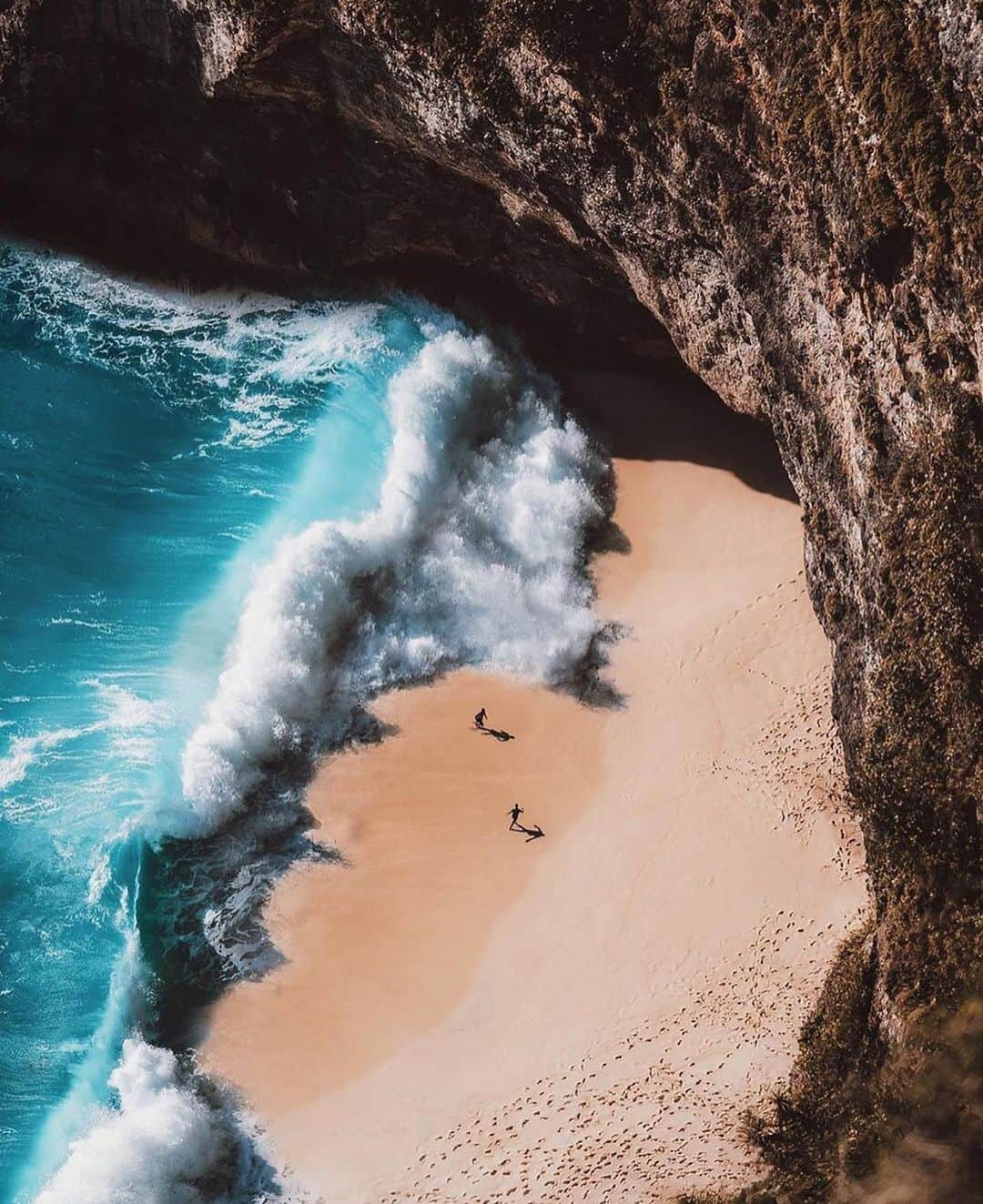 Canon Photographyさんのインスタグラム写真 - (Canon PhotographyInstagram)「Chasing waves in Bali  Photography | @sashajuliard  Curated by @henry.nathan  #waves #bali #nusapenida #beach」6月23日 21時36分 - cpcollectives