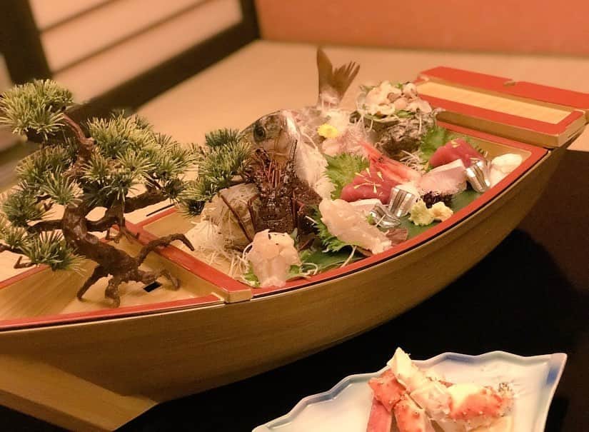 hiroroのインスタグラム：「舟盛りが最高過ぎる。伊豆旅行です。 #旅行 #舟盛り #海鮮 #夕飯  #followｍe #followforfollowback  #likeforfollow #like4likes #japan #japanese #フォロー #フォローミー #フォロー返します #お気に入り #起業 #稼ぎたい #集客 #sns  #副業  #旅行 #海外 #日本 #フォロー返します #いいね返し #コロナに負けるな #株 #fx #バイナリー」