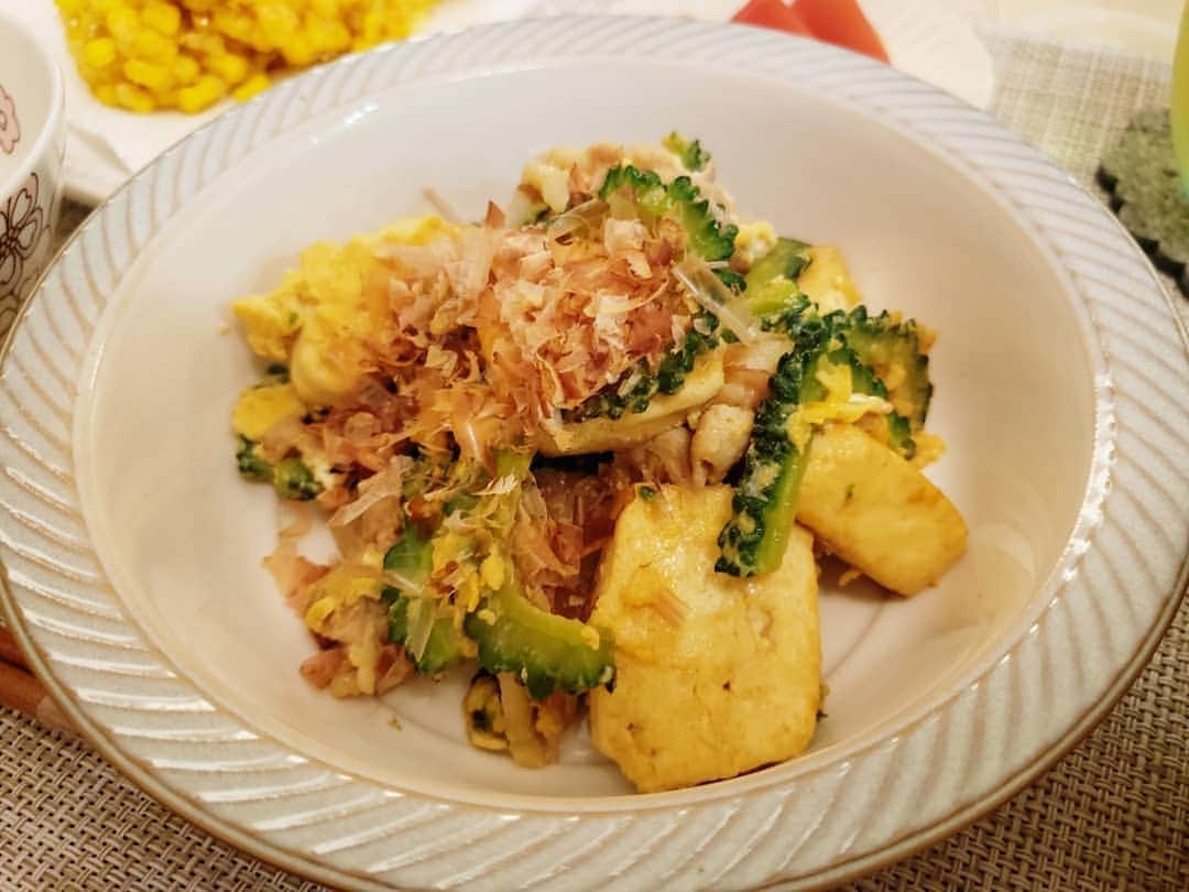 葉山いくみのインスタグラム：「今日の晩ごはんはゴーヤチャンプルととうもろこしのかき揚げ～🌽」