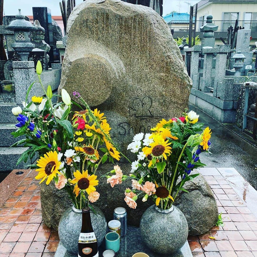 永田琴のインスタグラム：「昨日は雨のお墓参り。映画の師匠、篠田昇の命日。 2月2日生まれの篠田さんにどうしてもお願いしたかった。見守ってね！」