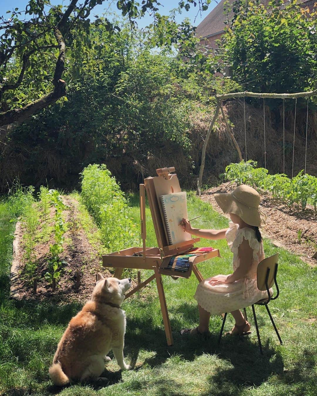 フィロとポンポンさんのインスタグラム写真 - (フィロとポンポンInstagram)「🌱Dans le potager de Papa🌿 Pompon: Regarde le ciel, écoute les abeilles et envoûte-toi des parfums du potager ! #louislouiseparis」6月23日 21時30分 - philo_pompon