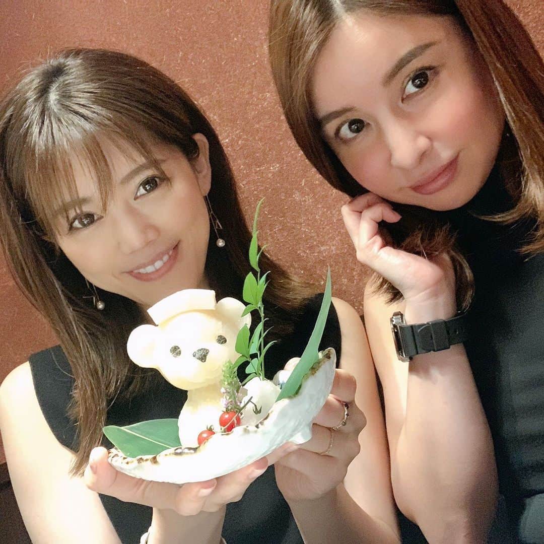 上坂由莉のインスタグラム：「﻿ ﻿ 久しぶりのえみちいと再会🥺❤️ @emi_yoga ゆっくりと美味しいご飯を食べながら﻿ 沢山喋って本当に幸せな時間でした〜🥺💓﻿ ﻿ ﻿ 寒かったしあったかいお鍋でほっこり🍲﻿ くまちゃん可愛いですよね〜🧸♨️﻿ コース内容もヘルシーで美味しかったです🥰﻿ また美味しいもの食べにいこ😋﻿ ﻿ ﻿ #水炊き #鍋 #グルメ﻿」