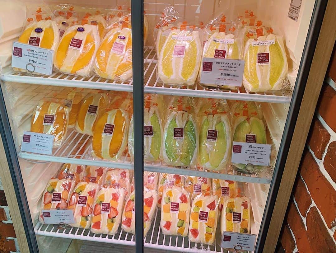 唯一無二の絶品グルメさんのインスタグラム写真 - (唯一無二の絶品グルメInstagram)「【イマノフルーツファクトリー】﻿ @東京：茅場町駅から徒歩1分﻿ ﻿ 旬の果物を使ったフルーツサンドをテイクアウトできるお店。﻿ ﻿ 老舗の果物店だからこそ実現できるフレッシュかつ大ぶりなフルーツは果汁溢れる贅沢サンド！﻿ ﻿ 他店と比べてクリーム控えめなので果物本来の甘味を楽しめます！﻿ ﻿ 📍東京都中央区日本橋茅場町 1丁目4-7﻿ ﻿ #茅場町グルメ #茅場町ランチ  #フルーツサンド #サンドイッチ  #kayabacho #tokyofood」6月23日 21時38分 - muni_gurume_japan