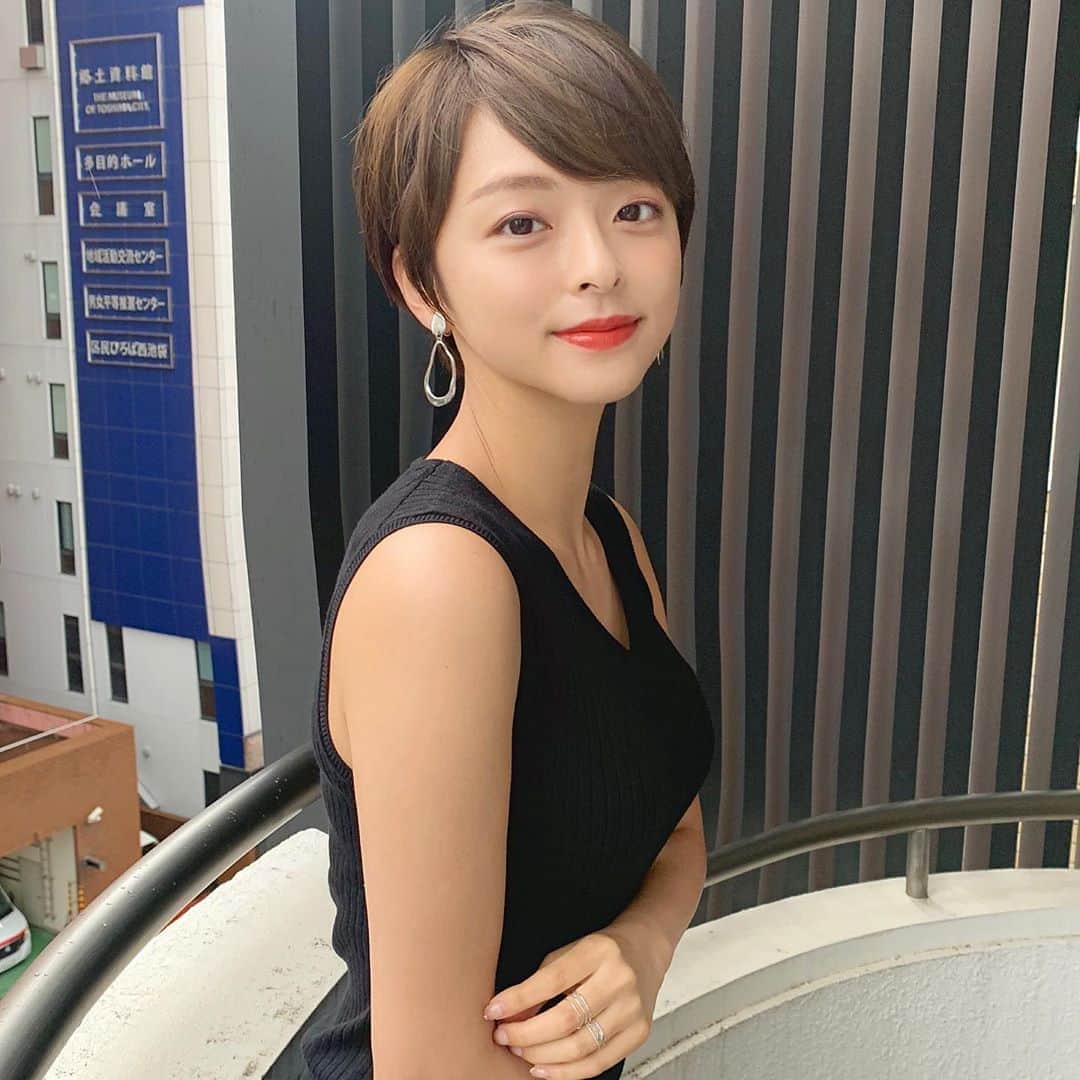 かおりのインスタグラム：「・ ・  大人っぽく そして品も良く！  大人な女性になれるよう もっと頑張ろうと思いました🙏  #ノースリーブ　#smile」
