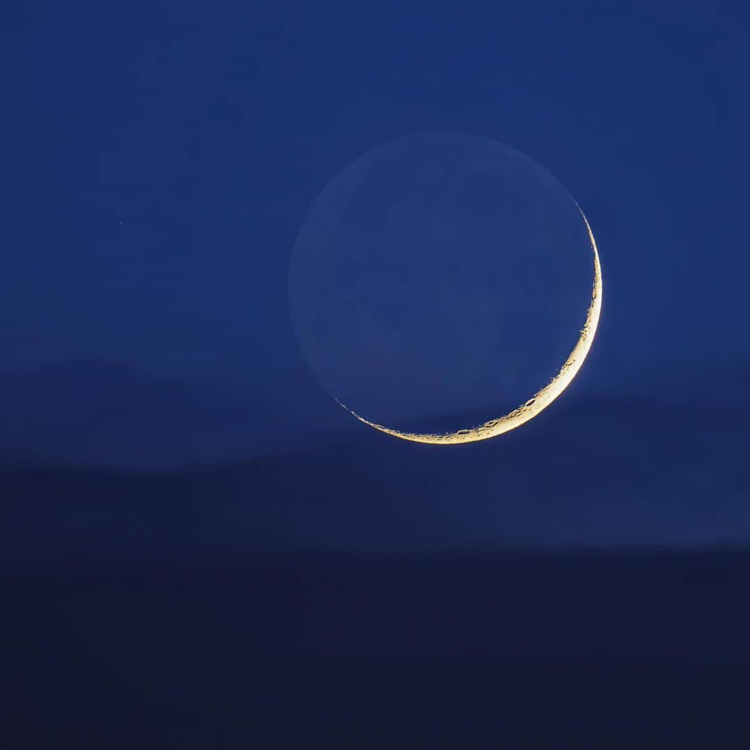 KAGAYAさんのインスタグラム写真 - (KAGAYAInstagram)「まるで三日月が海の波にさらわれていくような、 夕暮れ空の一角の、つかの間の光景でした。 （先ほど、東京にて撮影） 今日もお疲れさまでした。 #moon」6月23日 21時40分 - kagaya11949