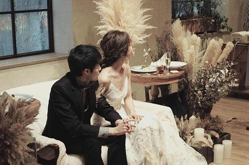 ARCH DAYS Weddingsさんのインスタグラム写真 - (ARCH DAYS WeddingsInstagram)「▽▼NATURAL BOHO▽▼﻿ ﻿ ボーホーな世界観でいっぱいの、おしゃれな1.5次会ウェディングパーティー。Beige×White×Clearをテーマカラーに、色味を統一したアイテムやパンパスグラスを会場中に散りばめて。﻿ ﻿ ﻿ 少しドレスアップをして、ナイトパーティーに参加するような感覚で気軽にゲストへ来てもらいたかったというお２人。﻿ ﻿ ﻿ ドレスコードの中で自由にコーディネートを楽しんでもらったり、沢山のアイテムを手作りして温かな空間を演出。﻿ ﻿ ﻿ -----﻿ ﻿ ﻿ Bride : @may__wedding﻿ Planner : 並木 千鶴（ @le_chic_unjour_wedding ）﻿ Photo by @le_chic_unjour_wedding﻿ ﻿ ﻿ -----﻿ ﻿ ﻿ ▽このALBUMを見るにはストーリーズをチェック﻿ ﻿ ﻿ -----﻿ ﻿ ﻿ ▽ARCH DAYSトップページはこちらから☑️﻿ @archdays_weddings﻿ プロフィールのリンクから👰🏻﻿ ﻿ ▽バースデー・ベビーシャワーなどの情報を見るなら💁🎉﻿ @archdays﻿ ﻿ ﻿ -----﻿ ﻿ ﻿ ARCH DAYSに会員機能ができました💁‍♀️﻿ ﻿ 気になる記事や写真をクリップして、もっと便利に！自分だけのページを作れます📎﻿ ﻿ また、会員登録をしてマイページからパートナーを招待すれば、2人でイメージを共有可能に♩﻿ ﻿ ﻿ -----﻿ #archdays #archdays_wedding #アーチデイズ #アーチデイズウェディング #archdays花嫁 #ラシックアンジュール #ラシック花嫁 #ボーホーウェディング #ボーホー #ボーホースタイル #ボーホーウエディング  #ボヘミアンウェディング #ボヘミアンウエディング #銀座ウェディング #銀座ウエディング #銀座結婚式 #銀座結婚式場 #パンパスグラス #パンパスグラスブーケ #hemii #編みおろし #編みおろしアレンジ #編みおろしヘア #編みおろしヘアアレンジ #ウェルカムスペース #ウェルカムスペース装飾 #ウェルカムスペース手作り #東京花嫁 #東京プレ花嫁﻿ -----﻿ https://archdays.com/album/2020/06/23/59256﻿ -----」6月23日 21時40分 - archdays_weddings