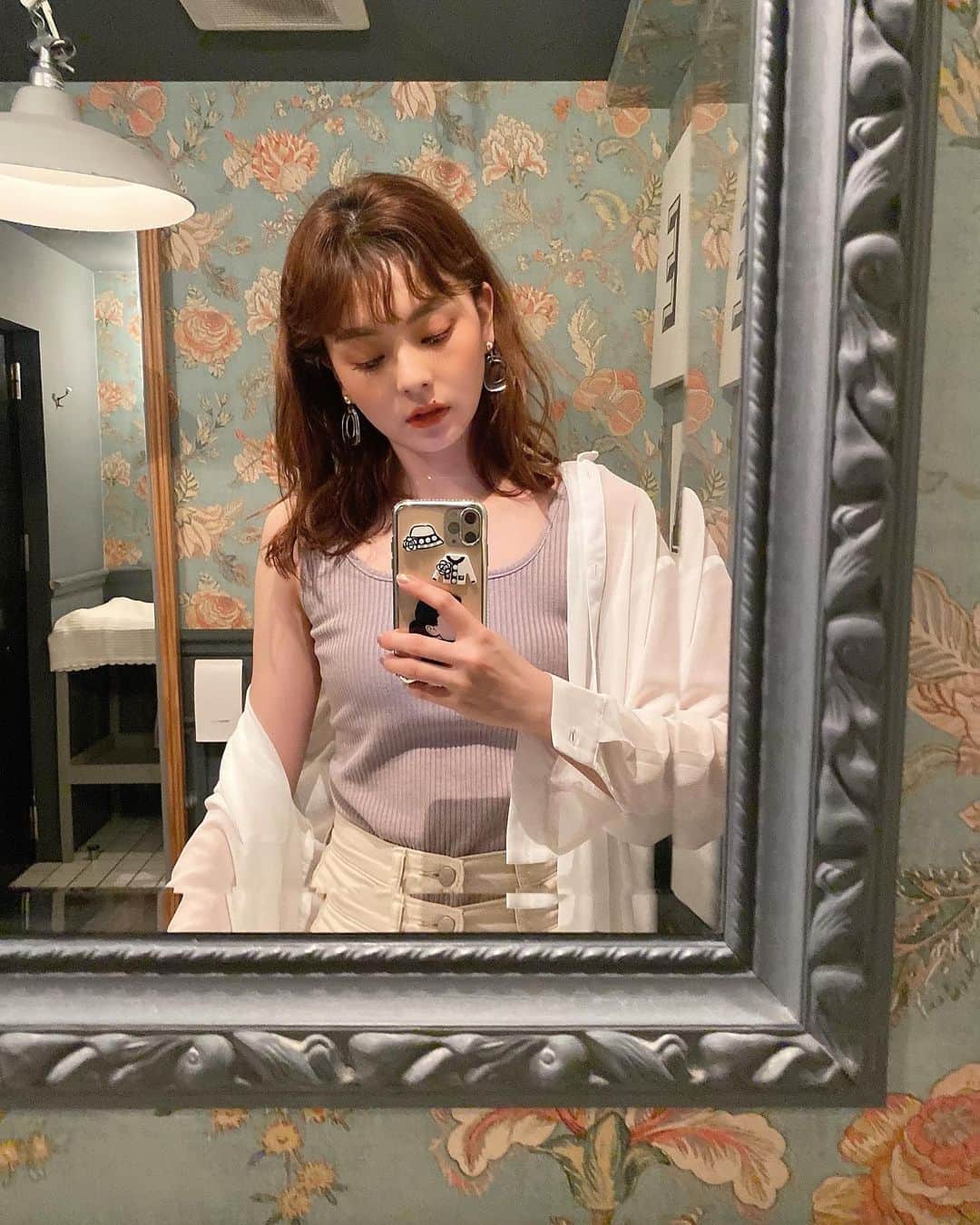 小濱庸子のインスタグラム：「鏡越しにこんにちは。 梅雨の時期はナチュラルにくるんくるんになるわたしの髪の毛ちゃん。コテで巻かずにこの完成度✨えっへん笑 tops→ #clenaofficial  cardigan→gu pants→UNIQLO 背中ざっくりかわいいー✨ #梅雨 #シンプルコーデ #鏡越し #グレーコーデ #モノトーンコーデ #163cm #fashion #fashiongram #ファッション #ootd #プチプラコーデ #アラサーコーデ #休日コーデ #癖毛 #キャミソール #ブラトップ #コーデ #コーディネート#ランチ #全身プチプラ #gu #ジーユー #uniqlo #ユニクロ#梅雨時期ヘアアレンジ　#ヘアアレンジ #hairstyle #hair」