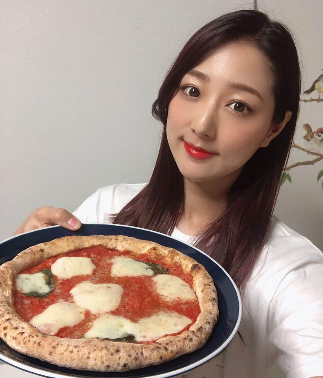 佐々木もよこのインスタグラム：「. 先日ご紹介した、SALUSonlineで購入できる. レベチの冷凍ピザ🍕🥺‼️✨﻿ ﻿ 残り一つご紹介したかったお味が. 『マルゲリータ』🇮🇹💕💕﻿ ﻿ もうこれは猛烈にマシッソ🥺‼️‼️❤️✨﻿ ﻿ ﻿ 三種類とも、生地に全粒粉が20%配合されているらしく、サクっもち感が最高です！﻿ マルゲリータのナポリの有名なモッツァレラチーズ工房のものを使い、カットも見た目が華やかになるようにとこだわり抜かれたもの🥰﻿ ﻿ お友達が遊びにきた時に出したら間違いなく「うわぁ〜🥺‼️✨🍕」と言ってインスタ映えしようとするはず。﻿ ﻿ 少なからずわたしは焼けたあと「うわぁ🥺💕」って言った🙆‍♀️﻿ ﻿ ﻿ これは確実にリピ。﻿ ﻿ ﻿ ﻿ ﻿ #ピザ姫#ピザ応援隊#ピザ#ピザパーティー #ダグランツァ#洗足#salus#salusonline#pizza#pizza🍕 #instapizza」