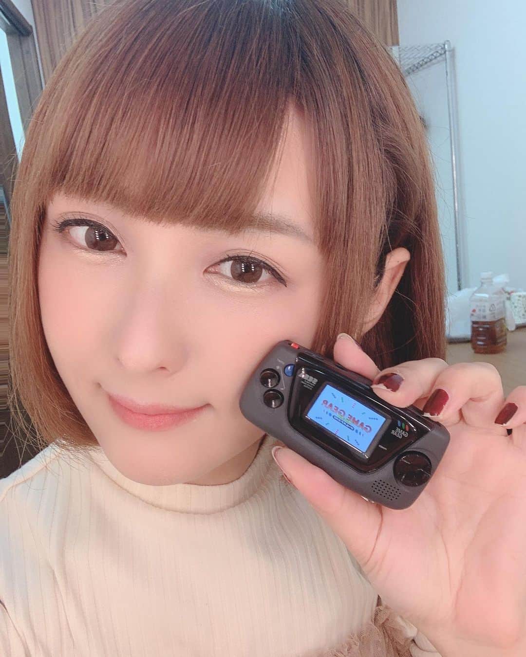 椿姫彩菜のインスタグラム：「#ゲームギアミクロ  #ゲームギア 世界初公開実機公開でした♡  らぶゲームギア！！！！！！ #gamegearmicro  #gamegear」