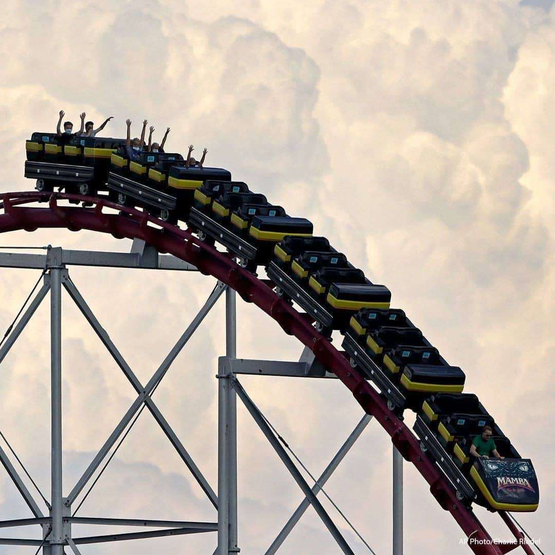 ABC Newsさんのインスタグラム写真 - (ABC NewsInstagram)「People maintain social distancing as they ride a roller coaster at Worlds of Fun amusement park in Kansas City, Mo. The park opened Monday with limited hours and reduced capacity in an attempt to stem the spread of coronavirus as businesses continue to return to normal operations. #coronavirus #covid19 #socialdistancing #rollercoaster」6月23日 21時46分 - abcnews