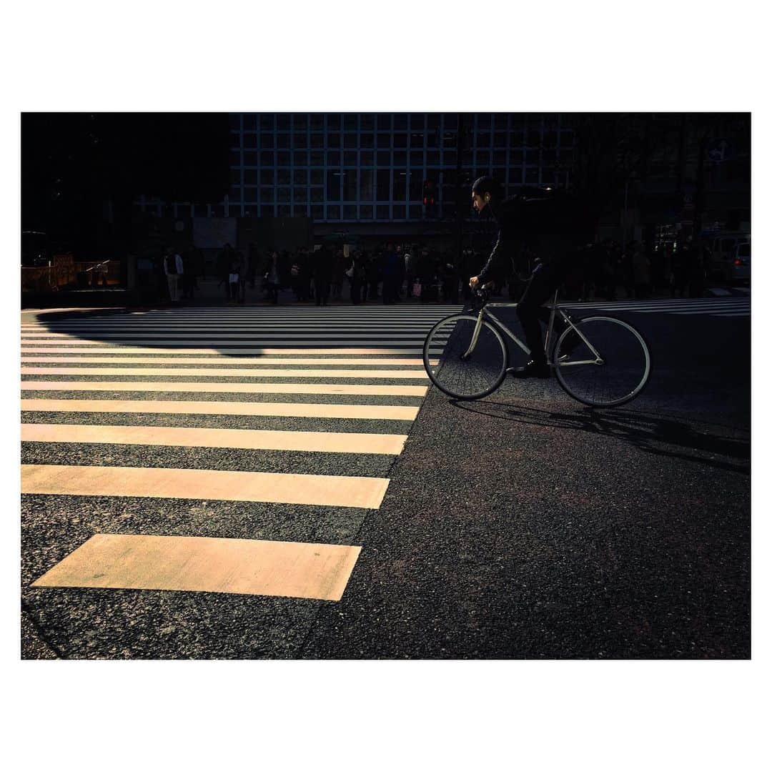 kazhixさんのインスタグラム写真 - (kazhixInstagram)「Light and shadow in the daily life of Tokyo . . . . . shot on iphone7 . . . . #ShotoniPhone #instagram  #igersjp #ファインダー越しの私の世界 #東京カメラ部 #insidephotos #magnificomagazine #classicsmagazine #jj_forum_3111」6月23日 21時50分 - kazhix
