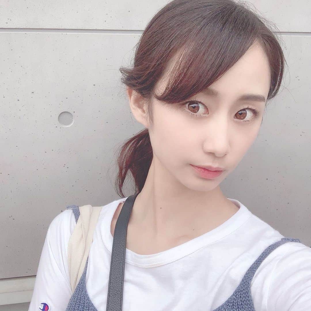 筒井萌子のインスタグラム：「* この間の撮影の日のヘアメイク◡̈ 大人っぽいメイクまだまだ研究中🌼 大人っぽメイクはベージュやブラウンのシャドウを使うことが多い𓂃٭ 虹プロジェクト🌈にハマり過ぎて自分の顔が どんどん白くなってきそう😆 ・ #筒井萌子 #女優 #actress #モデル #model #岡山  #shooting #instagood #instalike #converse #撮影 #followme #instalike #ゴルフ #ゴルフ女子 #ゴルフコーデ #골프 #좋아요반사 #좋아요그램 #좋아요환영 #데일리그램 #패션 #오오티디 #카페」