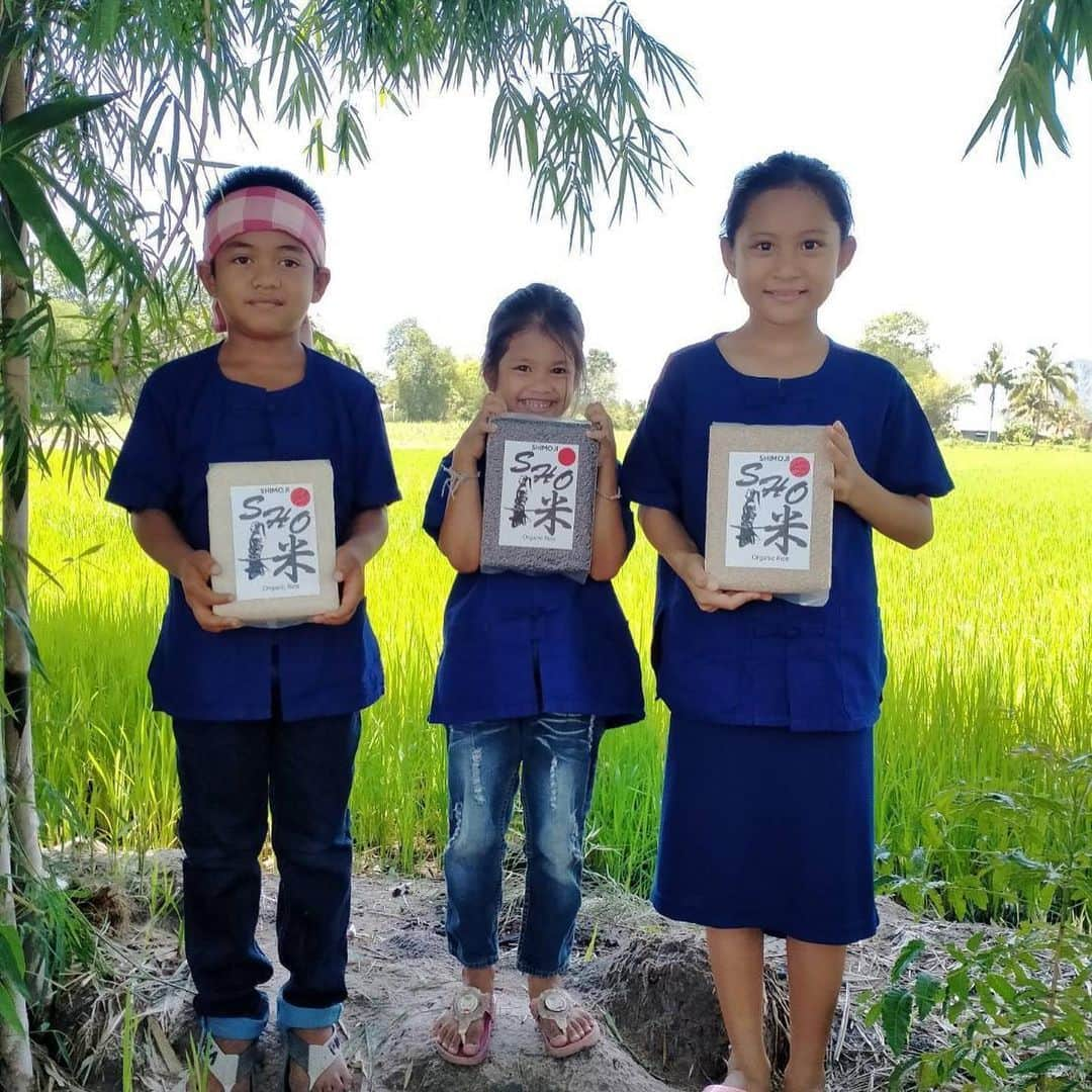 下地奨さんのインスタグラム写真 - (下地奨Instagram)「ชาวนาตัวน้อยนักเรียนโรงเรียนวัดเขาผาแรตครับ ลูกศิษย์ครูยนเองครับ มาช่วยพี่โช ขายข้าวชาวนาไทยกัน น่ารักมาก  อ่ะน่ารัก มาทานข้าวปลอดสารพิษกัน ”SHO RICE“パートナーのヨン先生の生徒さんです。ありがとう😊とにかくかわいい😍」6月24日 7時24分 - sho_shimoji