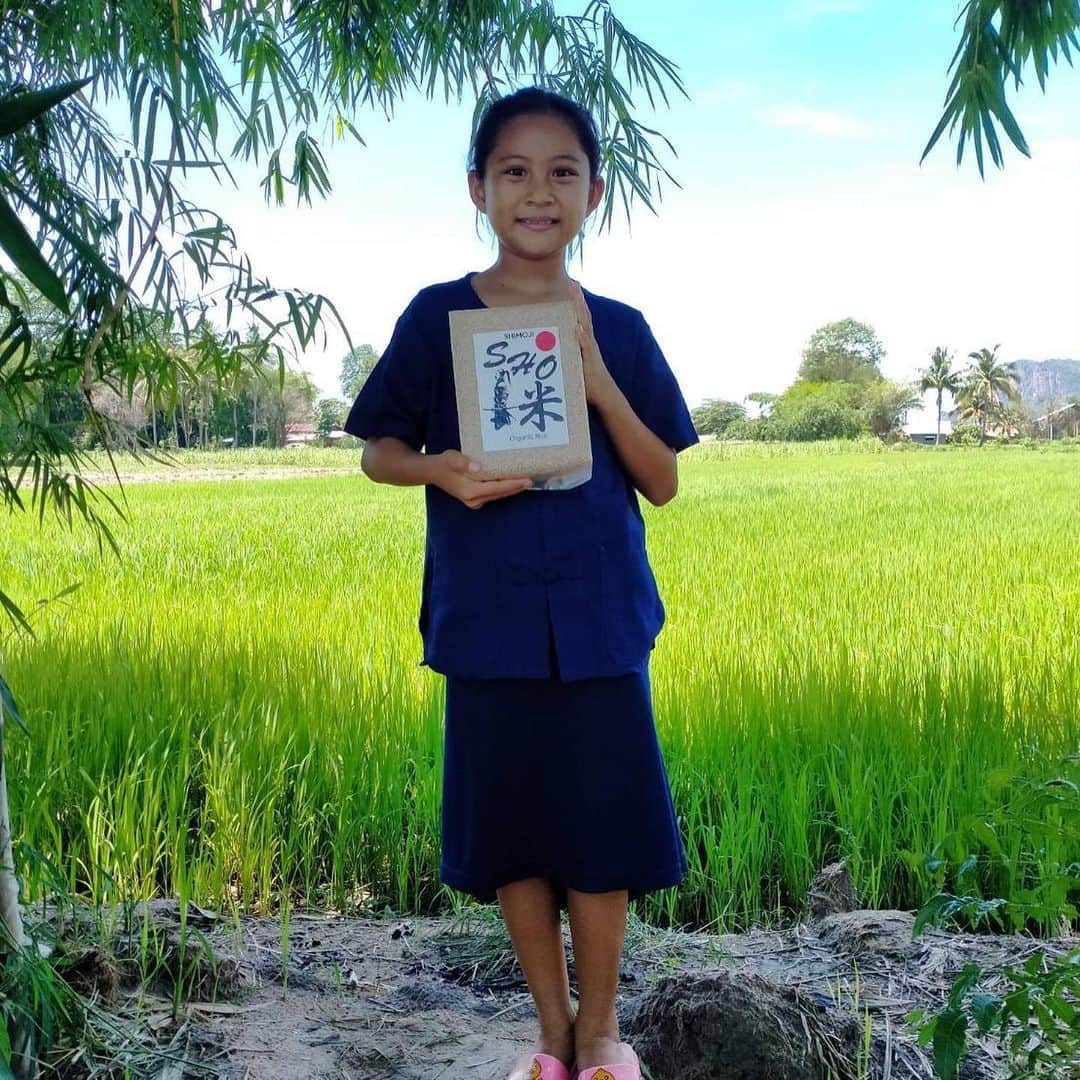下地奨さんのインスタグラム写真 - (下地奨Instagram)「ชาวนาตัวน้อยนักเรียนโรงเรียนวัดเขาผาแรตครับ ลูกศิษย์ครูยนเองครับ มาช่วยพี่โช ขายข้าวชาวนาไทยกัน น่ารักมาก  อ่ะน่ารัก มาทานข้าวปลอดสารพิษกัน ”SHO RICE“パートナーのヨン先生の生徒さんです。ありがとう😊とにかくかわいい😍」6月24日 7時24分 - sho_shimoji