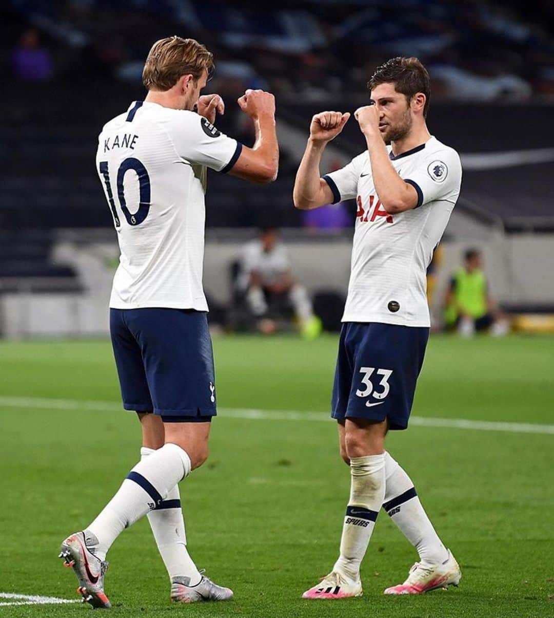 ベン・デイヴィスのインスタグラム：「Feels good to be back 👊🏻 #COYS」