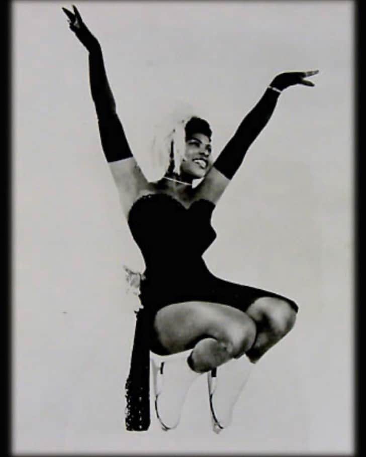 のインスタグラム：「This is Mabel Fairbanks. She’s pretty damn chic. She is someone I’ve just recently learned about. Mabel wasn’t allowed to join any skating club, never had access to ice time, and wasn’t allowed to enter competitions because she was black. She was persistent AF and found different ways to get on the ice and skate. She later traveled abroad as a show skater and then worked as a skating coach in LA. She was an amazing coach and taught many of the champions and skaters I looked up to when I first started skating. So, today on #olympicparalympicday, I’m going to celebrate Mabel. She didn’t have the chance to qualify or skate in an Olympic Games because of the color of her skin. She paved the way for so many to live out our dreams. Thank you, Mabel ❤️」