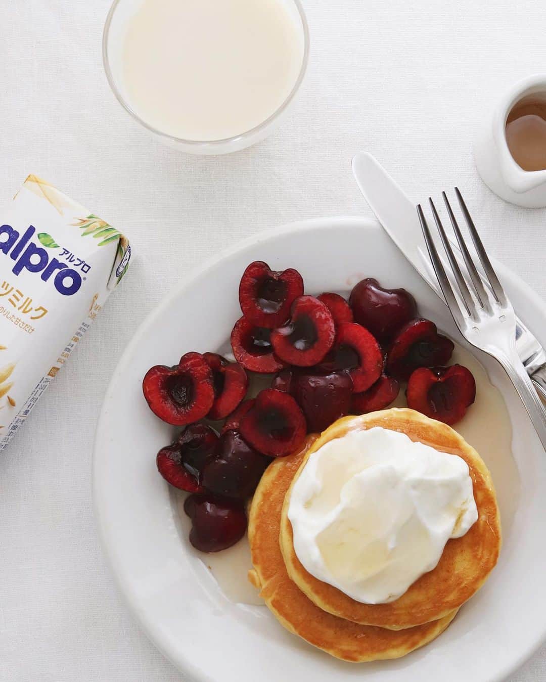 樋口正樹さんのインスタグラム写真 - (樋口正樹Instagram)「Pancake . 今朝はパンケーキ。 ヨーグルトをのせ、 蜂蜜を回しかけて、 チェリーを添えて。 ＆オーツ麦ミルク。 . パンケーキ生地の 牛乳の代わりにも オーツ麦のミルク。 食物繊維が豊富で 健康にいいらしい。 いろいろお試し中。 👉 @alpro_jp . . #パンケーキ #アメリカンチェリー #水切りヨーグルト #ハチミツ  #pancake #breakfastpancake #オーツミルク #Alpro #アルプロ」6月24日 7時50分 - higuccini
