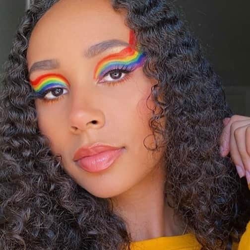 Revlonさんのインスタグラム写真 - (RevlonInstagram)「We stan a rainbow eye 🏳️‍🌈 We also gotta call out @gabriella.craan’s lips in #SuperLustrous Glass Shine in Nude Illuminator (20), because the cushiony moisture of a lip balm + dimensional shine like your best lip gloss is a recipe for greatness.」6月24日 8時13分 - revlon