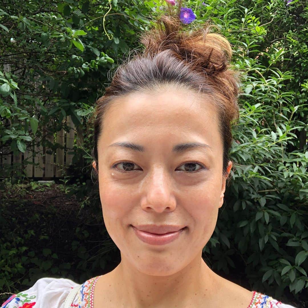 池田有希子のインスタグラム：「お祝いありがとうございます！誕生日に稽古できる幸せ。稽古場でもお祝いしていただき稽古後もモーリーに泡飲ませて貰い私は果報者です。  大きな節目を迎えましたが、最近始めて良かったことは楽器とカルシウム鉄分強化低脂肪乳、やめて良かったことは20時以降の食事と化粧水です。  こんな時代だからこそ深く考え潔く行動し世界レベルの幸福を目指したい！今後もよろしくお願い致します。  #birthdaywishes #theaterlife #nofilter」