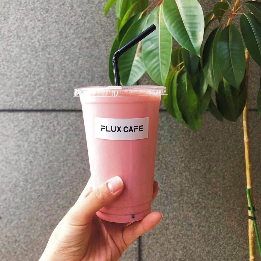 FLUX CONDITIONINGSさんのインスタグラム写真 - (FLUX CONDITIONINGSInstagram)「melroseとのコラボスムージー 新登場﻿ ﻿ ﻿ プロテイン32g配合の「POWER BOOST RED SMOOTHIE」﻿ ﻿ ﻿ ・TEA PROTEIN 甘酒 ﻿ ☆MCTオイル﻿ ☆レッドパウダー﻿ ☆ABCバター﻿ ・バナナ﻿ ・豆乳﻿ (☆がmeloseの商品です)﻿ ﻿ ﻿ ▷腸内環境を整える甘酒で免疫力アップ﻿ ▷MCTオイルでトレーニング効率や集中力向上﻿ ▷スーパーフルーツの抗酸化作用でアンチエイジング　　etc...﻿ ﻿ ﻿ 甘酒が苦手な方でもベリーやバナナが入っているため飲みやすいのが特徴です！﻿ ﻿ ﻿ FLUX CAFE店舗だけでなく、Uber Eatsでもご購入可能です。﻿ ﻿ ﻿ #fluxconditionings #fluxcafe #フラックスカフェ#flux#代官山カフェ#daikanyama#代官山散歩#代官山グルメ#東京カフェ#渋谷カフェ#栄養#管理栄養士#健康食#健康#テイクアウト#代官山テイクアウト#渋谷テイクアウト#デリバリー #ubereats#menu#メルローズ#melrose#コラボスムージー #トレーニング後 #栄養補給 #飲みやすいプロテイン #プロテイン #女性におすすめ #トレーニング女子 #甘酒プロテイン」6月24日 8時22分 - flux.conditionings