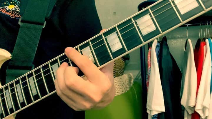 小野武正のインスタグラム：「口内炎ができました、まるたけです！﻿ ﻿ 今日はAlaska Jamの中でもかなりユニークな一曲スーパースパイシー！！！﻿ この曲をライブで演奏するといつもブチあがりですねえ、、、﻿ リフはTwitterにあげてましてインスタにはサビをあげてるのですが、曲全体を構成するときのわしのイメージがアバンギャルド感を散りばめて最初はぶわーーっとハードコアに広がった所からサビはスカでシュっとしてスカっとするというのがありまして改めて聴いてても完全にシュールな曲でおもろいですね。﻿ シュールコアですねこれ﻿ コード進行やキーという概念はもう無いに等しいですね﻿ 完全にモードです、いやモードでも無いな﻿ どーもです、あ、それはFLOWのTAKEさんの口癖か。最近も良い角度でどーもしながらツイートしてますねTAKEさん、最高です。🥺どーも。﻿ 角度ーもの会皆さんの入会心よりお待ちしております！﻿ ﻿ おっと脱線しました、、﻿ さて、このサビに関してですが所謂スカ的クロマチック進行を6弦ルートのmaj7で紡ぐという解釈でわしはプレイします。﻿ ﻿ でもAlaska Jamの面白い所はいつもセッションで曲を構築してるのでベースお米マンさんはまた別の切り口でアプローチしていて結果摩訶不思議な世界観になるという所にありますよね、低温調理会の猫魔道士お米マンさん！﻿ ﻿ またサビのドラムプレイが奇怪でレコーディング後確か2016年の冬前かな、、フランス語モノマネ会のセシボンこと3104と二人で新代田の焼き鳥屋にてあのプレイおもろかったなあと話したのを覚えてます、タムいったりライドのチーン鳴らしたりしてるのでチンドン屋さんて呼んでました。﻿ ﻿ 皆んなそうですけど特にタラちゃん会のDANCE ALONEこと森心言さんもこのスーパースパイシーのリリックを書いてから更に開けていった様に感じますよねぇわし的に。﻿ まあ、今思えば若気至り、いや思えばあれが船出の兆し、ってよく博多の人は言ったものですわ！﻿ ﻿ ちゅーことで今日はここまで、﻿ 来週のサザエさんは...﻿ ﻿ 波平、2006年より細々と始めていたYouTubeチャンネル遂に収益化決定﻿ 波平、メントスコーラの悲劇﻿ 波平、海平と入れ替わりドッキリで炎上﻿ ﻿ おわり。﻿ ﻿ #わしつなぎ﻿ #alaskajam﻿ #波平と名乗る謎の男﻿ #本日わしラジオ19時から﻿ #20時からは心言の参加してる新日本ミクスチャースクールの配信トークイベントがあるらしいよ！」