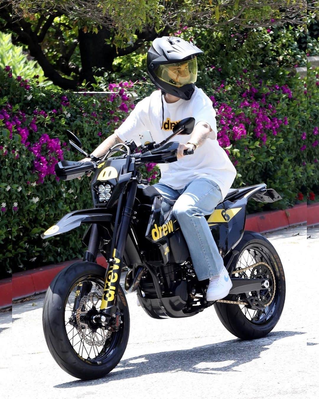 Just Jaredさんのインスタグラム写真 - (Just JaredInstagram)「Justin Bieber is decked out in @drewhouse gear while taking his motorcycle out for a spin  #JustinBieber Photos: Backgrid」6月24日 8時23分 - justjared