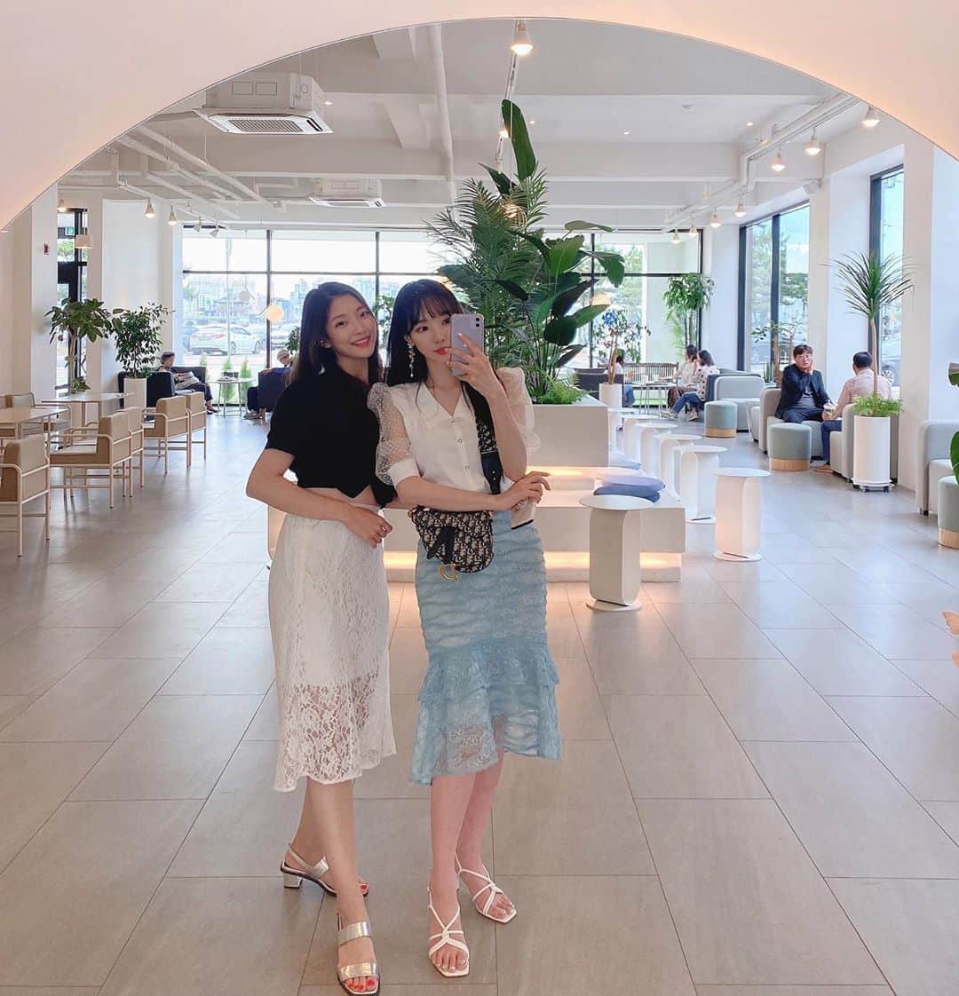 ミンヒ のインスタグラム：「말하지 않아도 시밀러룩👯‍♀️」