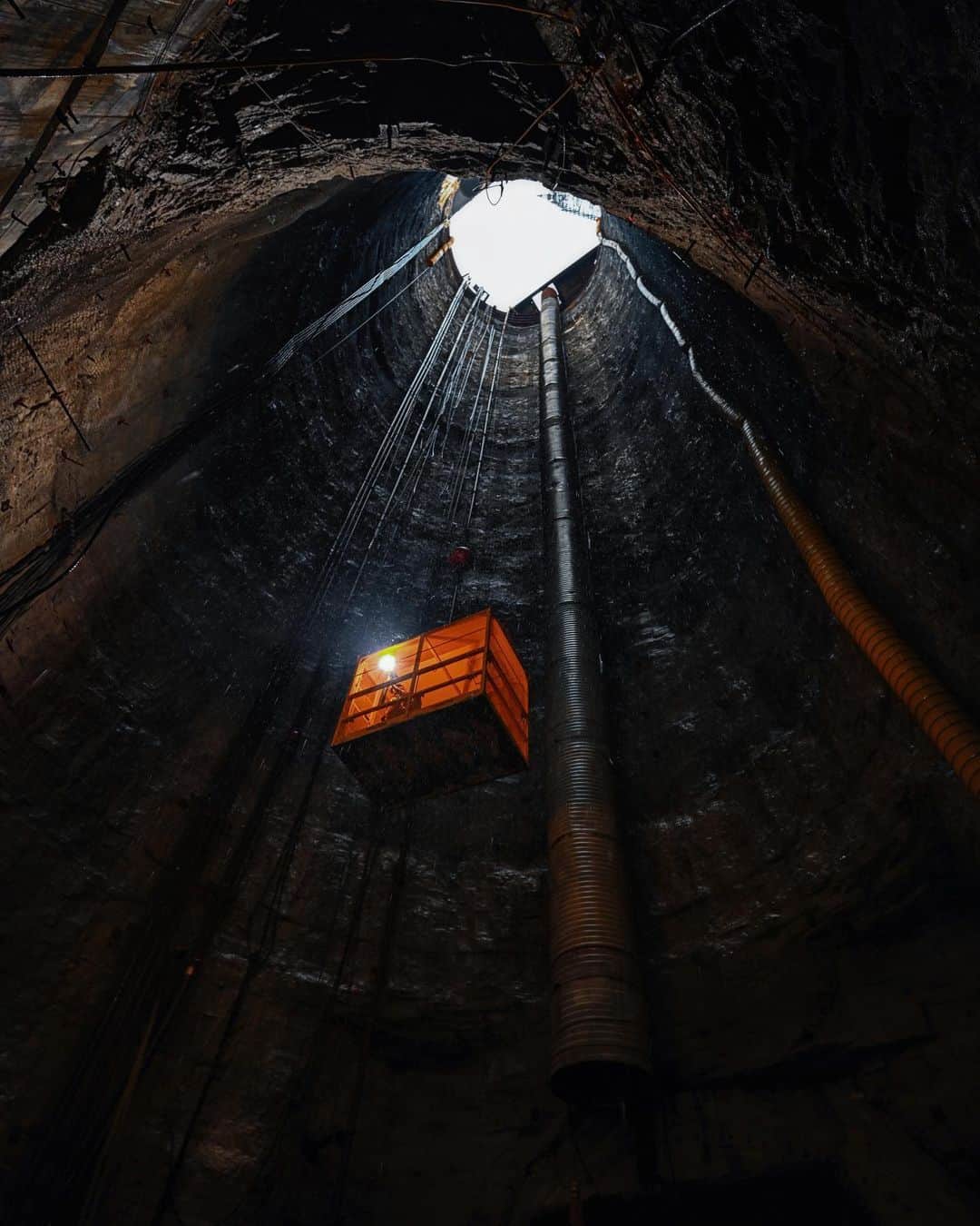 National Geographic Creativeさんのインスタグラム写真 - (National Geographic CreativeInstagram)「Photo by Keith Ladzinski @ladzinski | Manned by a large crane on the surface, a transport cage is seen here being lowered hundreds of feet down into Chicago’s TARP (Tunnel And Reservoir Project). This subterranean network of tunnels is roughly 109 miles long and is a waste and flood water diversion system for Chicago’s metropolitan area. From these tunnels, water is directed and contained in multi-billion gallon reservoirs where it’s cleaned and reintroduced back into a nearby channel that eventually leads to the Mississippi river. Seeing Engineering at this level is a widely eye opening perspective into the lengths necessary for clean water and management in our heavily populated world. Big thank you to the engineers and PR team at TARP for the inside look.」6月24日 8時29分 - natgeointhefield