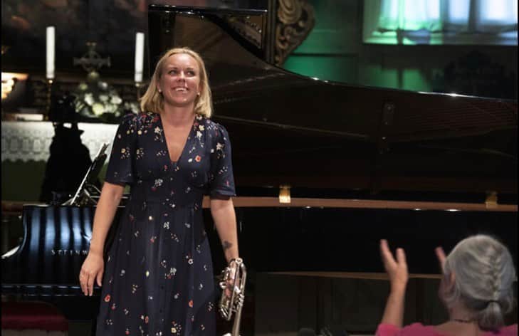 ティーネ・ティング・ヘルセットのインスタグラム：「Finally! Back in business! I’m in total bliss after the two first concerts of this years @risorkammermusikkfest 😇 Even though we have to keep our distance, the music connects on a particularly special level in these very strange times 📸 @livovland #håvardgimse #edvardgrieg #chambermusic #makingmusictogetheragain」