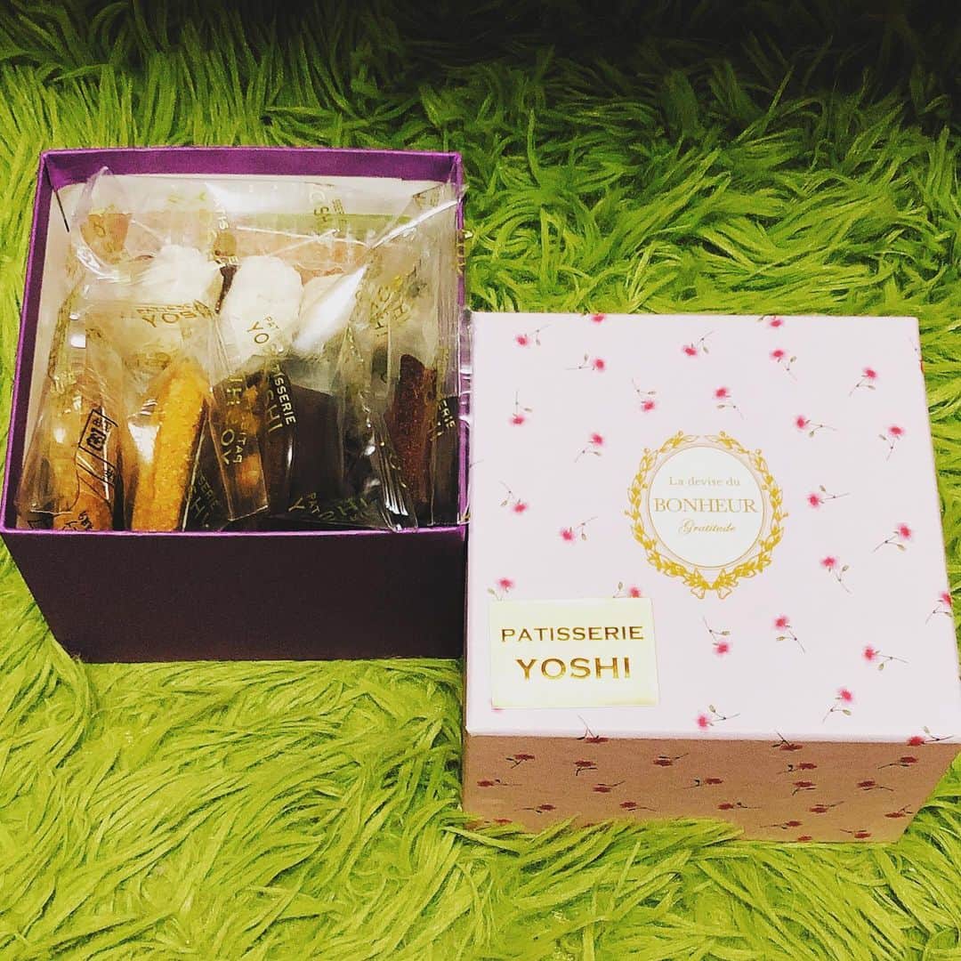 脇田唯さんのインスタグラム写真 - (脇田唯Instagram)「🍭🍬🍫🍿🍩 お友だちがくれた まじセンスのかたまり。 箱も可愛いし、 入ってるお菓子の チョイスも最高  オシャンティー！  最&高  うちのカーペットの色と相まって なんかチャーリーとチョコレート工場感（笑）」6月24日 8時36分 - post_yui