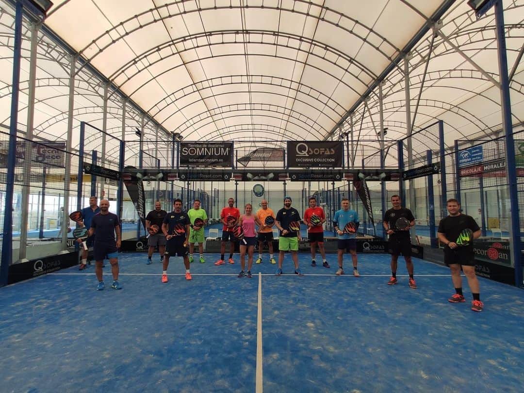 ジョルディ・コディーナのインスタグラム：「#bullpadelteam 🎾🎾🎾」