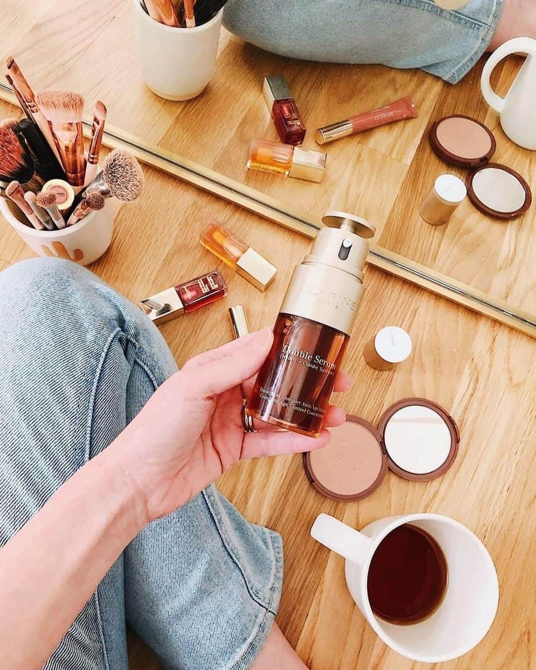 Clarins Middle Eastさんのインスタグラム写真 - (Clarins Middle EastInstagram)「واحد وعشرون نبتة = سيرومين = منتج واحد⁣ هذه هي المعادلات الرياضية التي نحبها⁣ ⁣ دوبل سيروم، المنتج الشهير من كلارنس، الكثيرون قد شاركوا محبتهم وتقديرهم لنتائجه، جربيه وأخبرينا بالنتيجة⁣ ⁣ تجدينه على متجرنا الالكتروني  https://ae.clarins.com⁣ ⁣  21Plants = 2 serums = 1 product = Unlimited benefits⁣ That's our kind of math ⁣ ⁣ Double Serum, the famous hero product from Clarins is packed with goodness, many have shared their love and appreciation for this innovative product⁣ give it a go and let us know what you your results⁣ ⁣ Find it on our e-store for your convenience https://ae.clarins.com/ ⁣ ⁣ #Clarins #Double_Serum」6月23日 23時42分 - clarinsmiddleeast