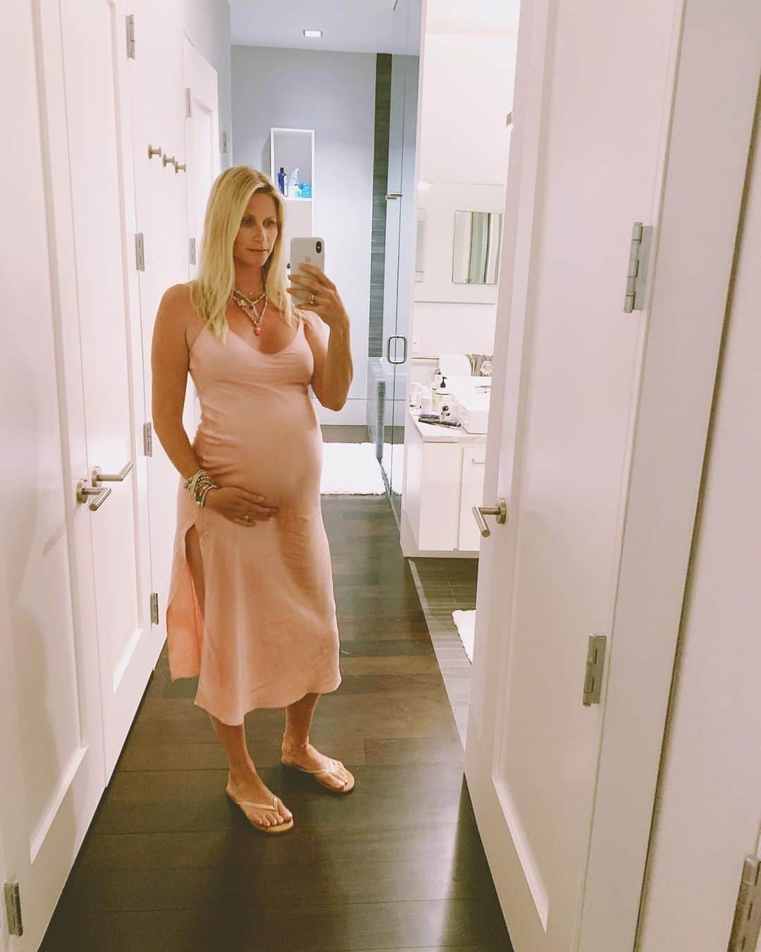ダニジョーのインスタグラム：「THERE’S A BUN IN THAT OVEN 🤰✨ @fogritze proving the slip is #pregnancy friendly 💯」