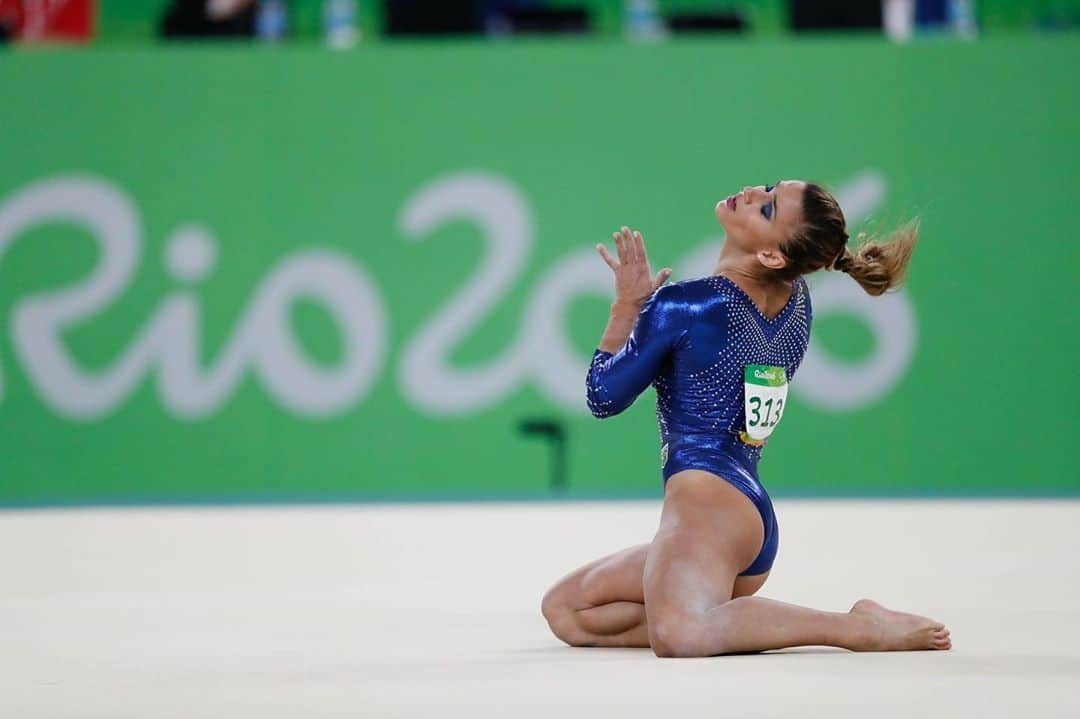 ジャジ・バルボサのインスタグラム：「Happy Olimpic Day ! 🤸🏼‍♀️💙💛💚 #gymnastics #happyolimpicday #chalkgirl #gymlife @timeflamengo @flamengo @timebrasil @cbginastica  #caixa #flamengo #timeflamengo」