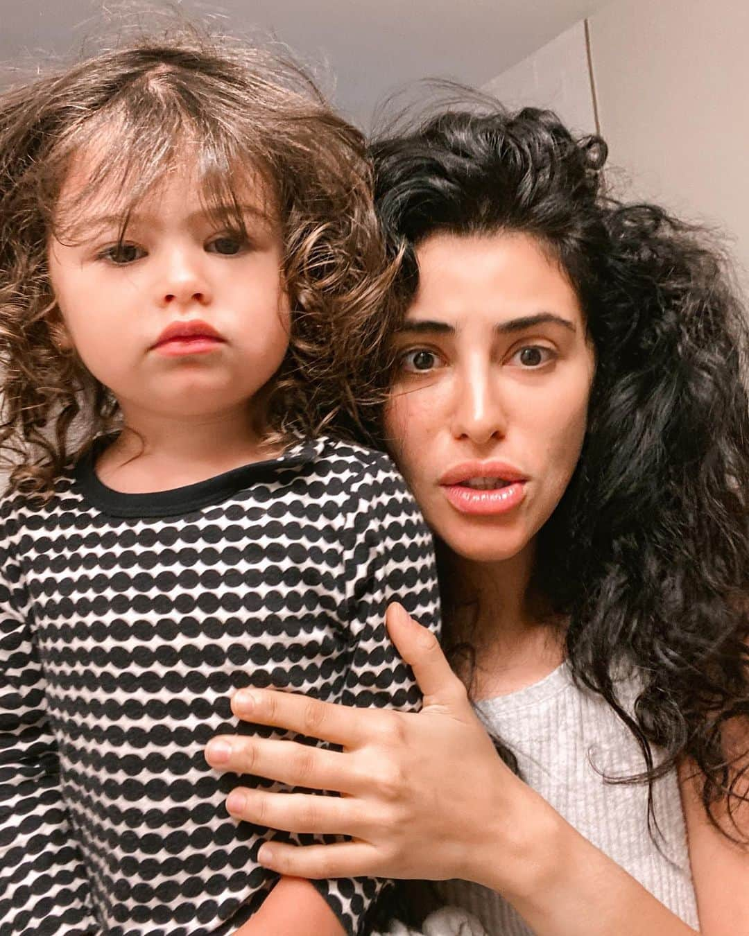 Sazan Hendrixさんのインスタグラム写真 - (Sazan HendrixInstagram)「Morning bed head with my cub 🦁 Curly hair is so unpredictable but so fun. Work with what ya mama gave you! 💫 #teenyandme #goodmorningworld #curlyhair」6月23日 23時45分 - sazan