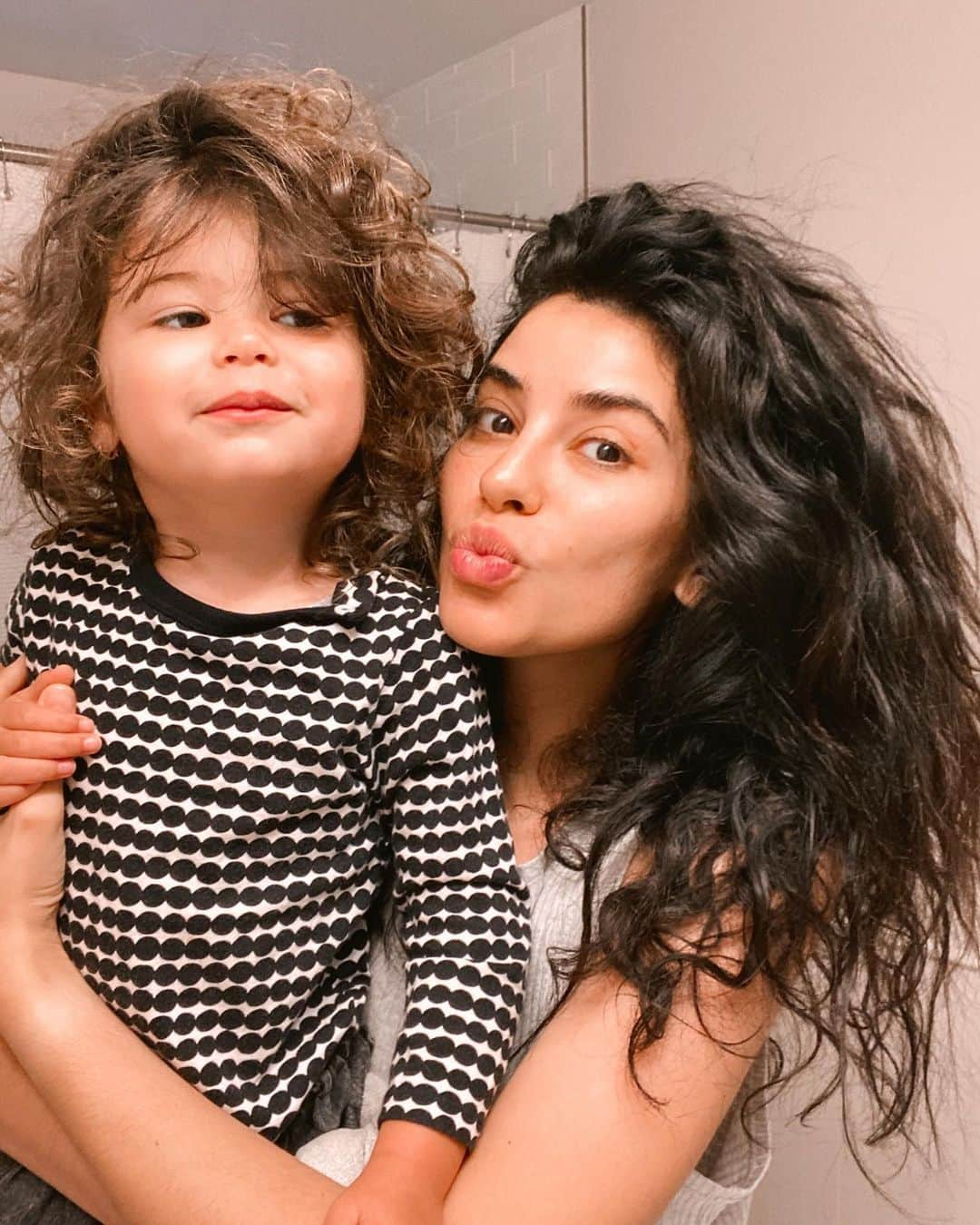 Sazan Hendrixさんのインスタグラム写真 - (Sazan HendrixInstagram)「Morning bed head with my cub 🦁 Curly hair is so unpredictable but so fun. Work with what ya mama gave you! 💫 #teenyandme #goodmorningworld #curlyhair」6月23日 23時45分 - sazan