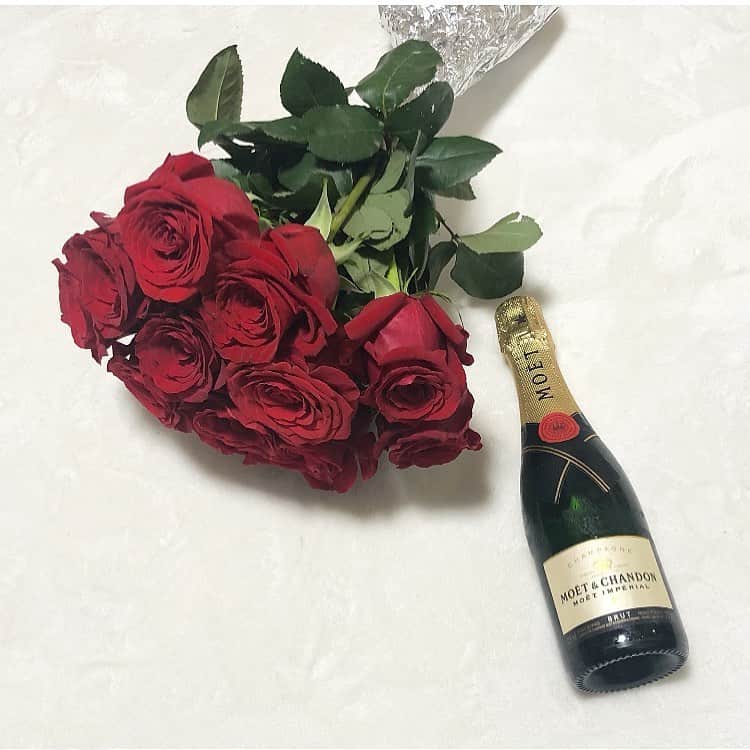 片桐優妃のインスタグラム：「前にもらってめっちゃ嬉しかったんだけどあげてなかったから載せておく🥀 . #薔薇 #シャンパン #薔薇とシャンパン #rose #バラ #バラの花束 #花束 #バラ12本 #ダズンローズ #ytywedding」