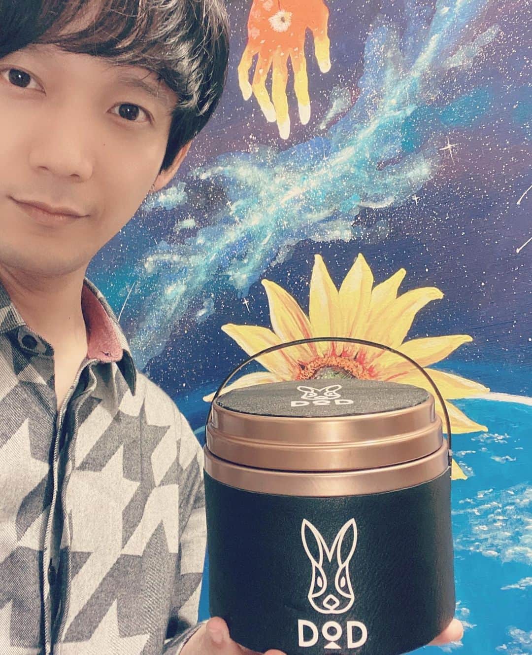 のインスタグラム：「本日の生配信紹介した、蚊取り線香のリメイク♪ 少しの作業で蚊取り線香がお好みの見た目に♪  #蚊取り線香　#リメイク　#DIY #辻本祐樹　#アート  #絵画」