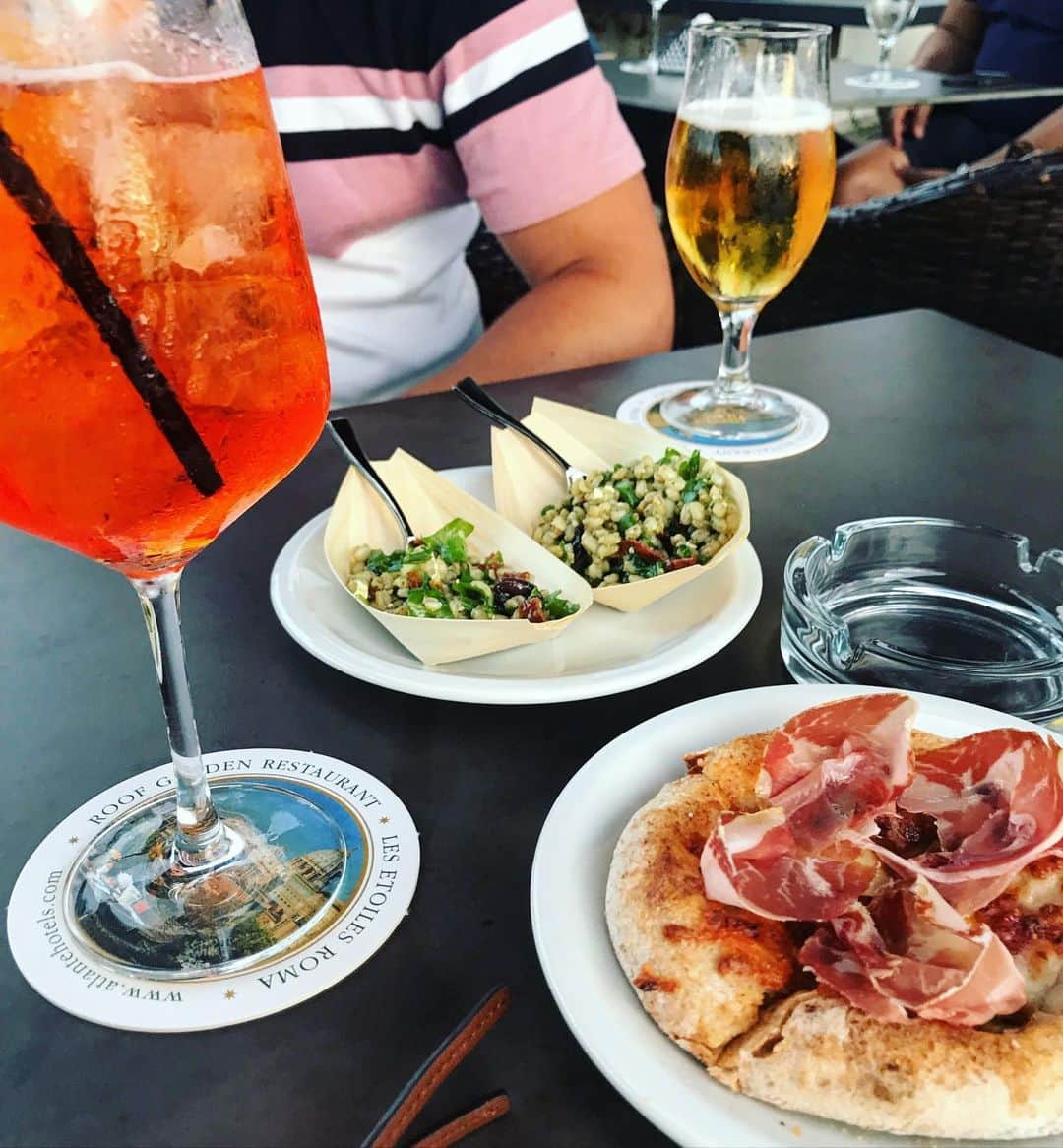 Eat With Steph & Coさんのインスタグラム写真 - (Eat With Steph & CoInstagram)「This weather has got me reminiscing over holidays and aperitivo hours ☀️🍹Anyone else? Is free snacks with cocktails not the best idea ever?! When are we making this a thing in England 😂🍹🍕 📸 @thetessaproject  #lockdownlife #aperitivo #aperolspritz #reminiscing」6月23日 23時52分 - eatwithsteph_ldn