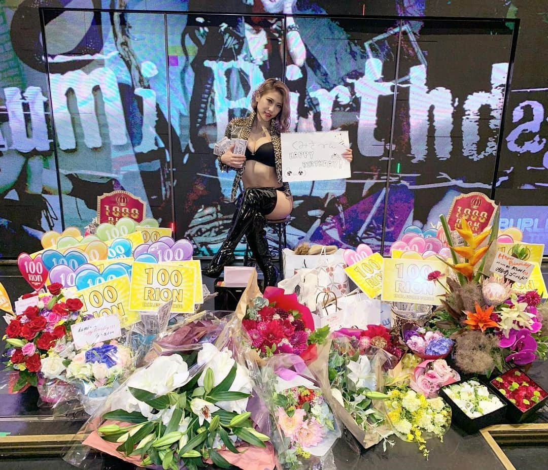 Kumiのインスタグラム：「2020.06.22 Kumi birthday 特別公演👑 . ご来場頂いた方、配信を観ていてくれた方、一緒にステージを作ってくれた皆んな！！！！！ . ありがとうございました💐✨ . こんなに沢山の愛に囲まれて… 幸せの言葉以外何もありません。 . 写真に収まりきってない頂いたプレゼントや、バルーンリオンも何回も頂きました😭😭😭✨✨✨ . . 自粛明けで、 ステージに立てるかギリギリまでわからなかった今年のB.D。 席の予約も前日まで空席があって… ほんとに、始まる直前まで不安な気持ちがありました。。 . やっぱり申し訳ないんですよ。 わざわざ私のイベントに出演してくれてる女の子達に。 ガラガラの客席の中ショーをして貰うってのは。 . . ですが、 . 少し不安な気持ちを残しつつ 一部、ステージに立ったら… 目の前は満席。 . 当日駆けつけてくれた方々が居て🥺🥺🥺 . 私の不安な気持ちは一瞬で吹き飛びました。 . 1部2部3部ほぼ満席。 . . こんなご時世にも関わらず… あれだけ沢山の人が集まってくれて、、しかも配信という機能が出来たお陰でいろんな理由あって当日来れなかった方にも観て貰えて、、 . 間違いなく、29年間で1番盛大にお祝いして頂いて… 本当に本当に胸いっぱいです。 . . 一晩経った今も、、 あのステージからの光景が頭から離れません☺️ . . 見渡す限り、 私のファンの方✨✨✨ . . Kumiのつくるshow そして、Kumiを 愛してくれてありがとう。」
