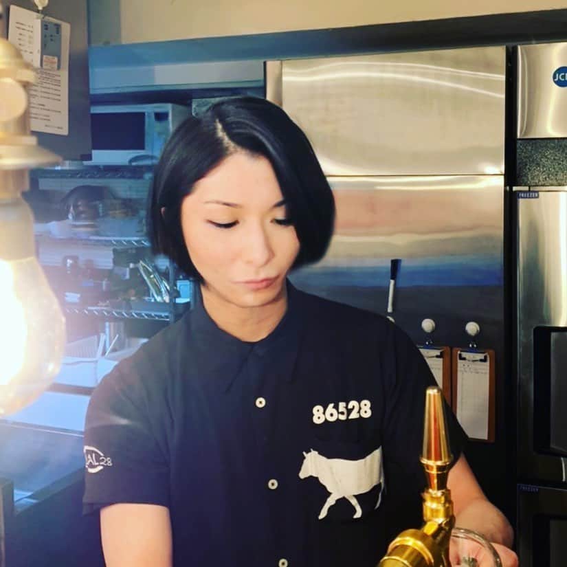 弦のインスタグラム：「完全に姉貴ですわ。 いや、ワタシです。 #faceapp #86528 #勝手に人の店でビール注いで飲む人 #血ってこわいね」